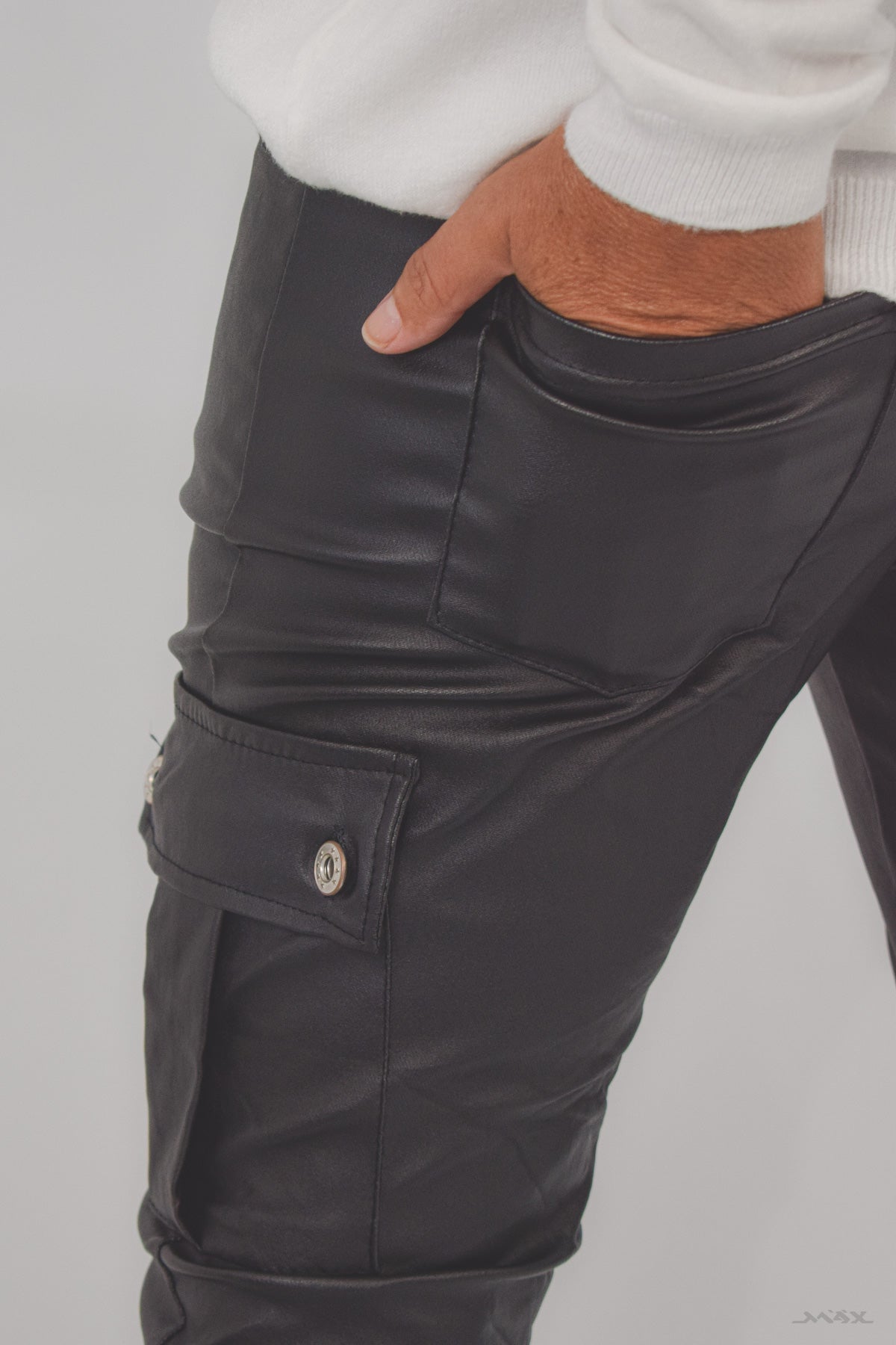 Cargo-Schlupfhose schwarz in Lederoptik