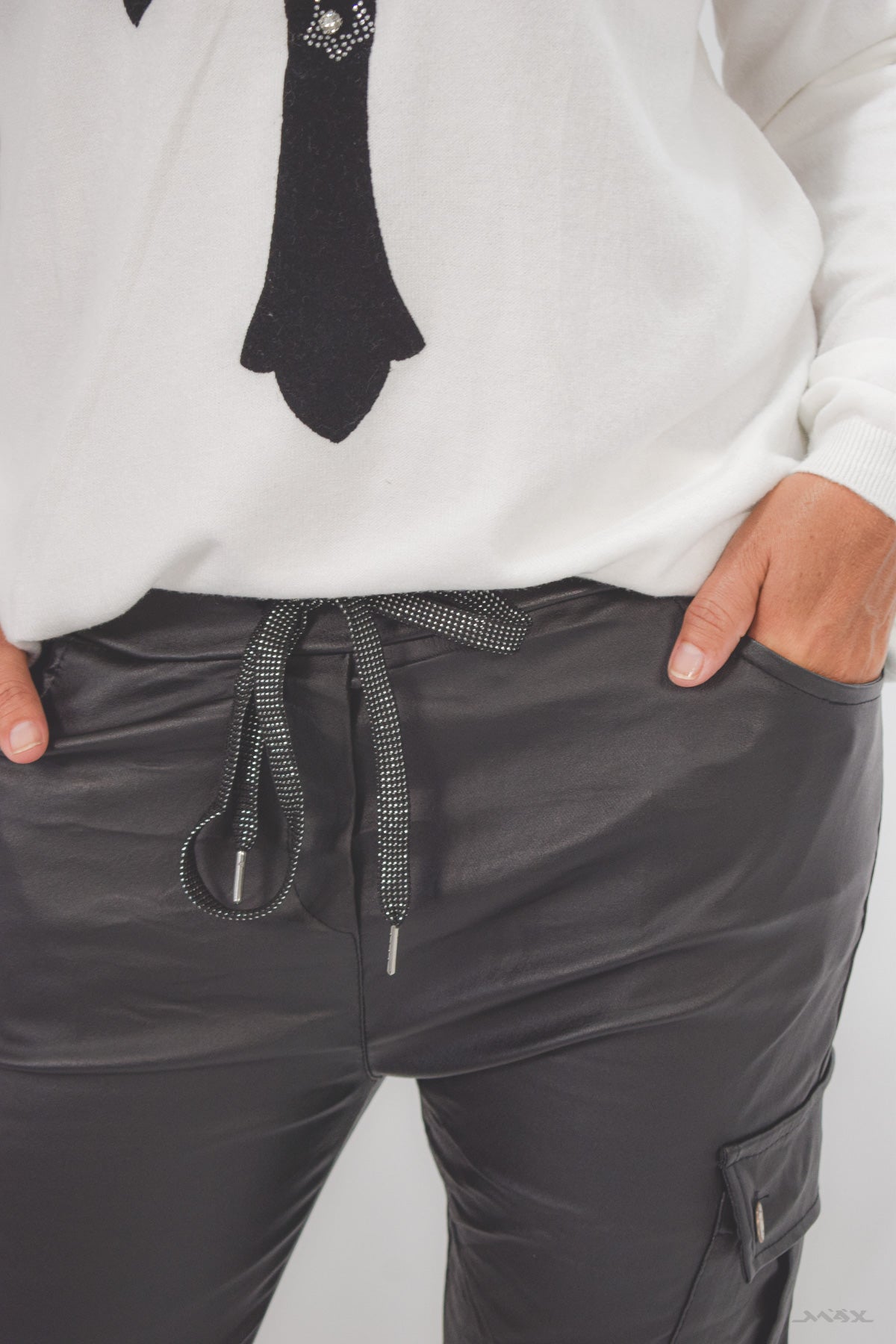 Cargo-Schlupfhose schwarz in Lederoptik
