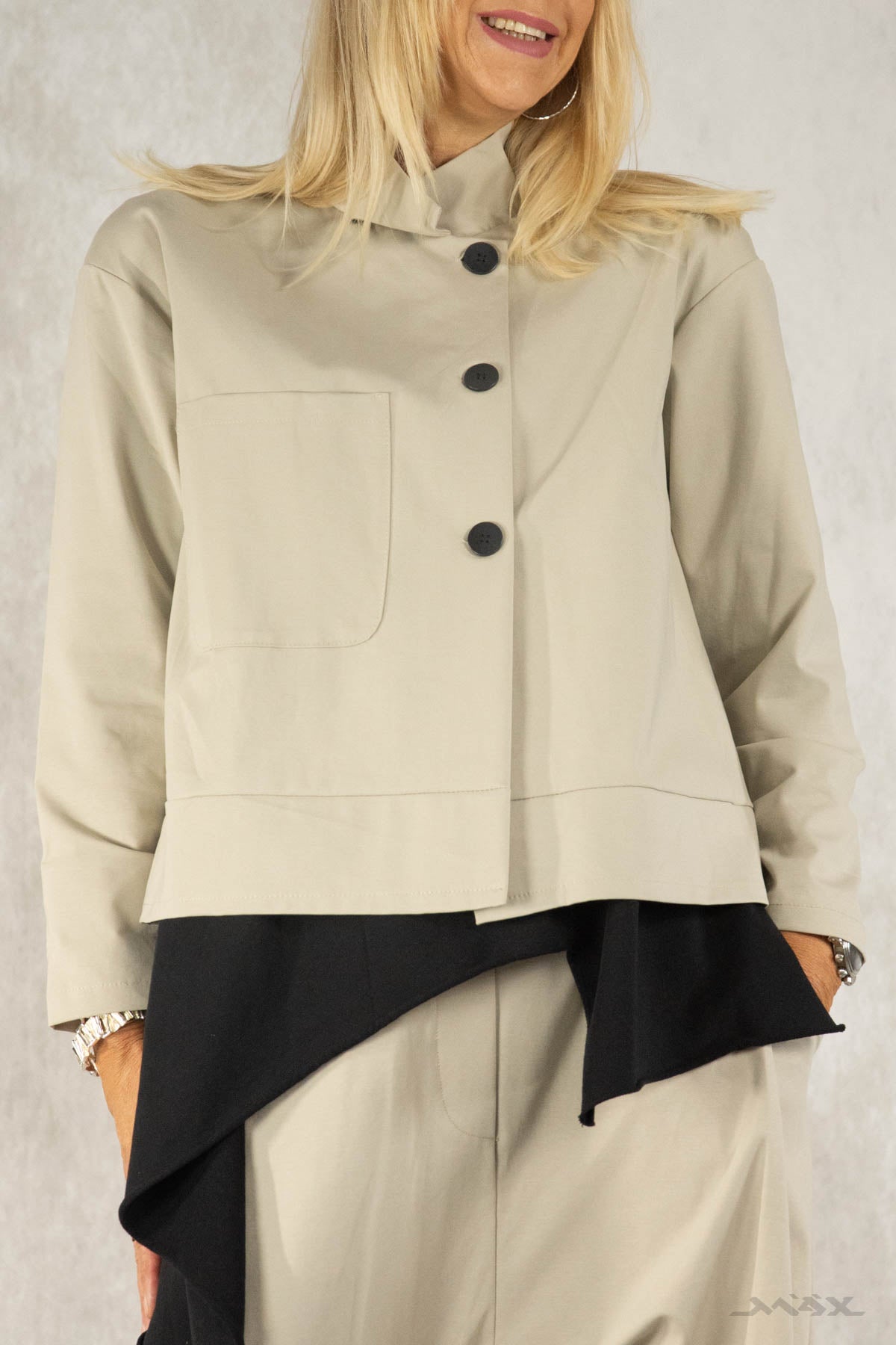 Kurze Jacke mit Knopfleiste Gr. Onesize (36-42)