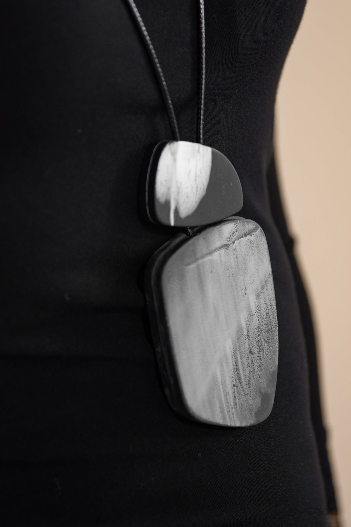 Ketting zwart zilver met hanger in steenlook