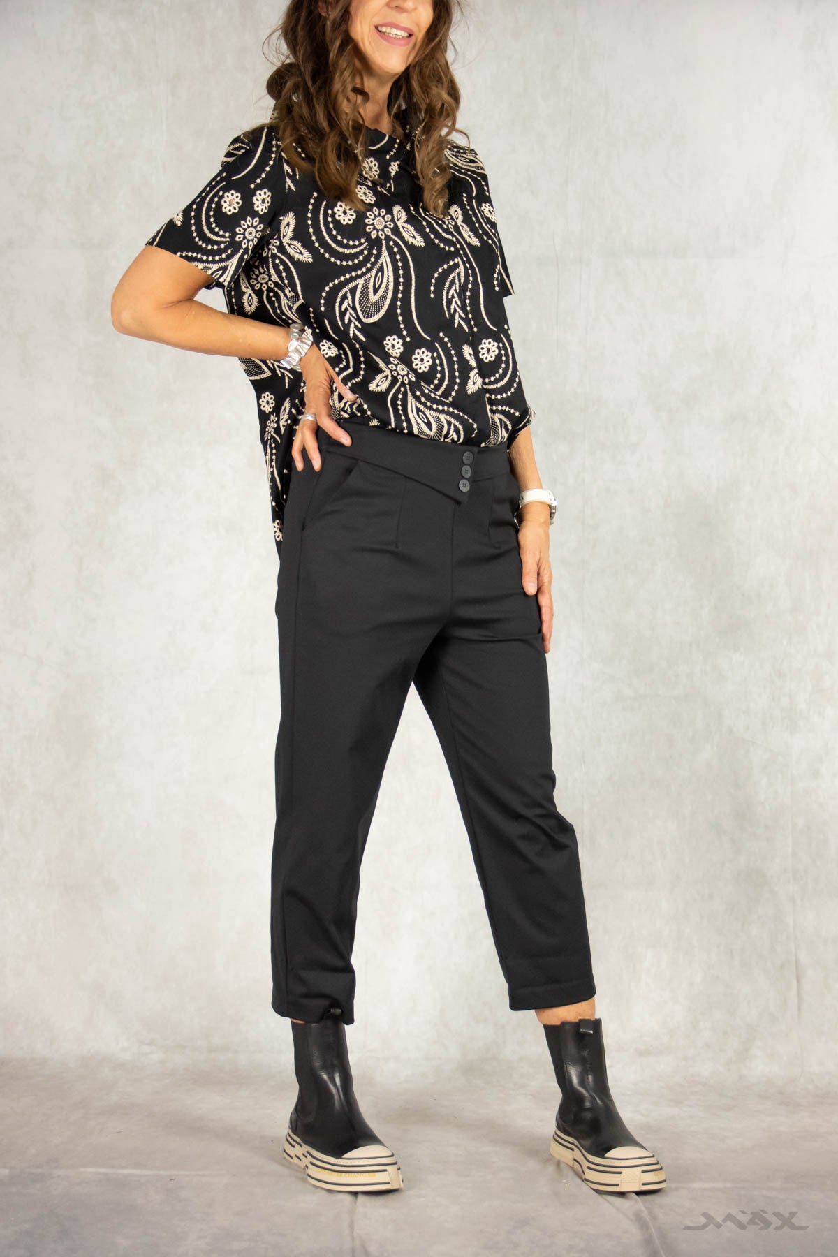 Elegante Hose schwarz mit Knöpfen Gr. Onesize (36-40)