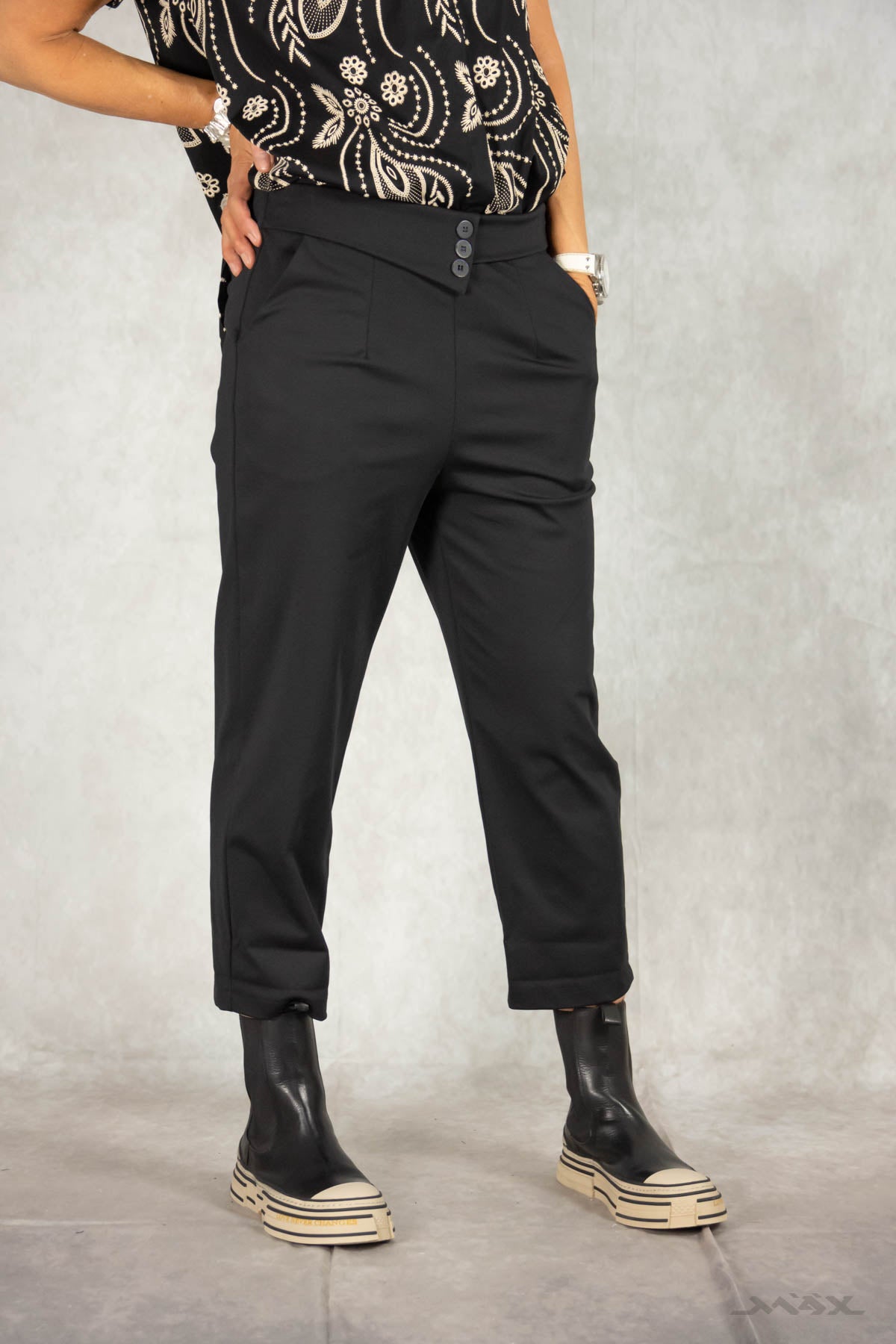 Elegante Hose schwarz mit Knöpfen Gr. Onesize (36-40)