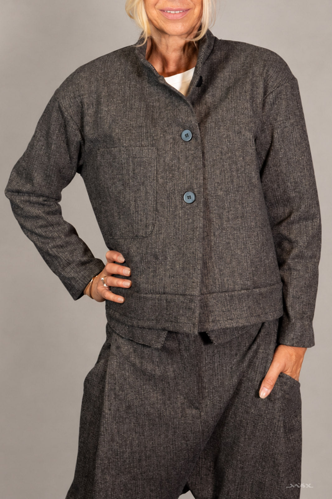 Miękka kurtka zapinana na guziki taupe – One Size (38–42)