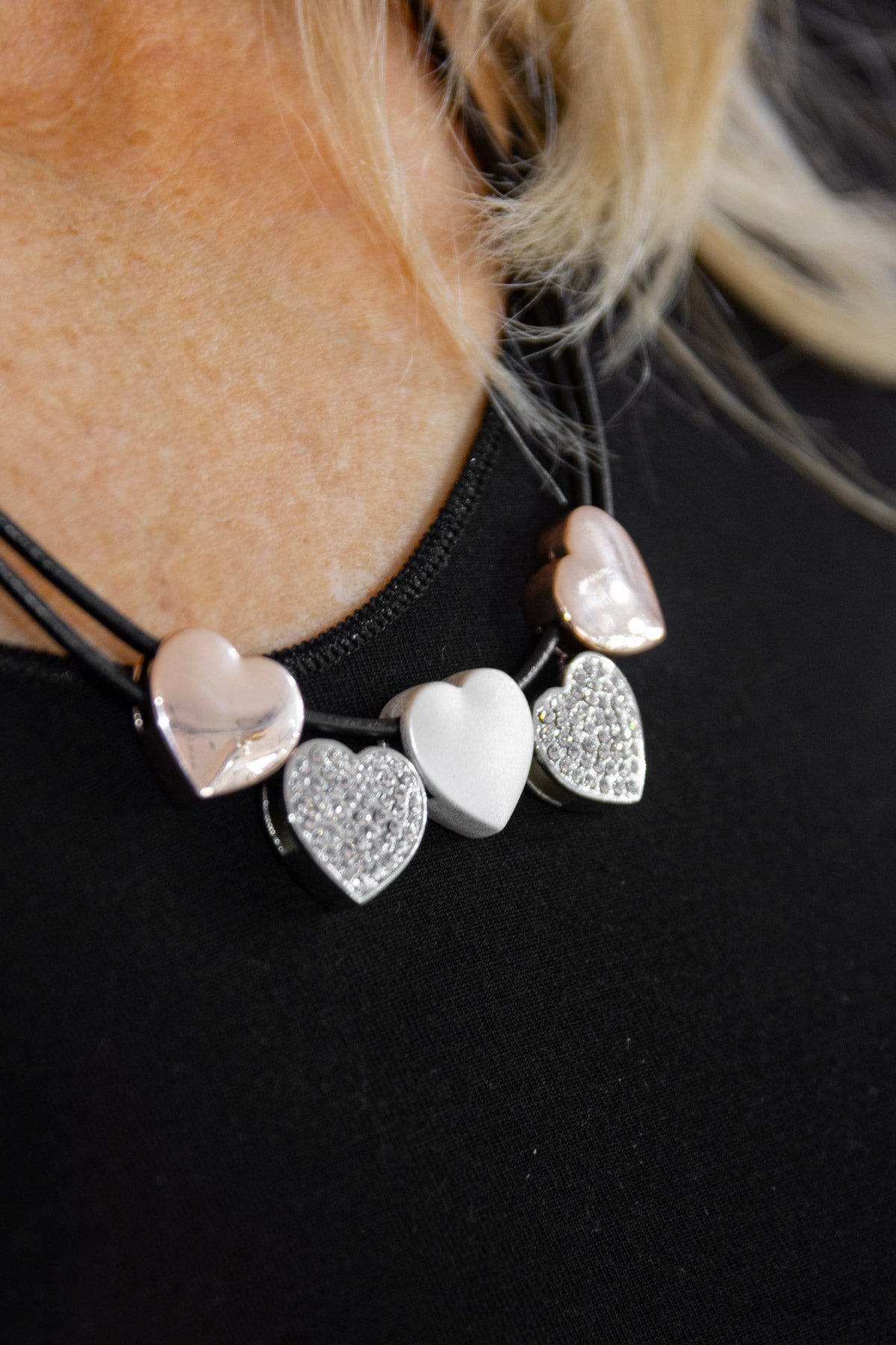 Ketting zwart zilver-rosé met hartjes