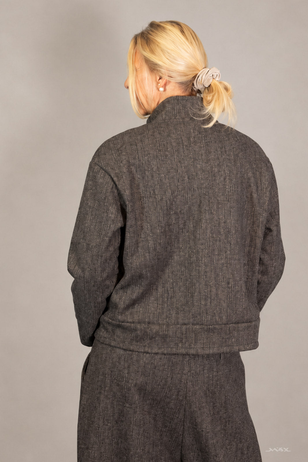 Miękka kurtka zapinana na guziki taupe – One Size (38–42)