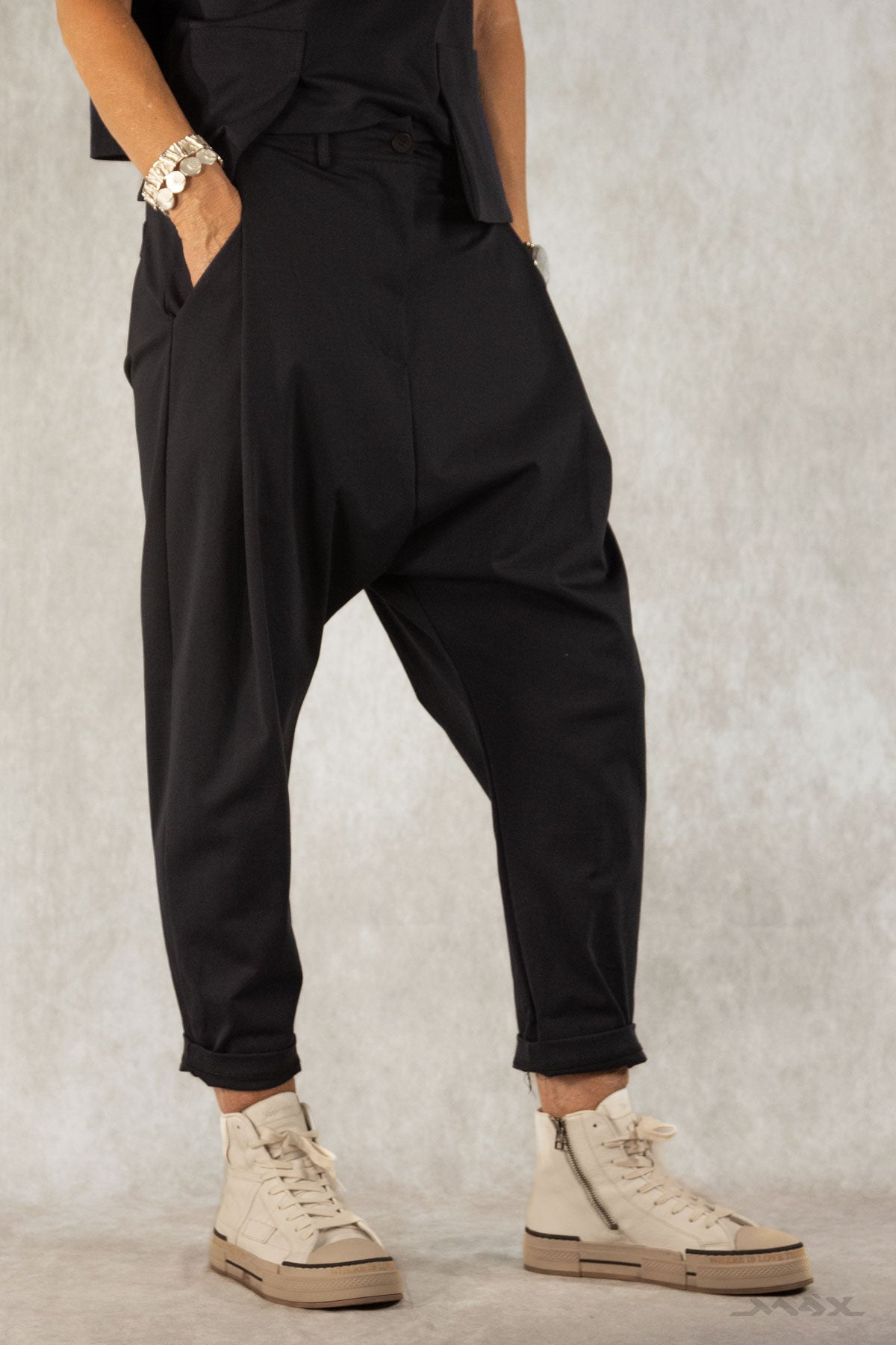 Baggyhose schwarz mit Knopf Gr. Onesize (36-42)