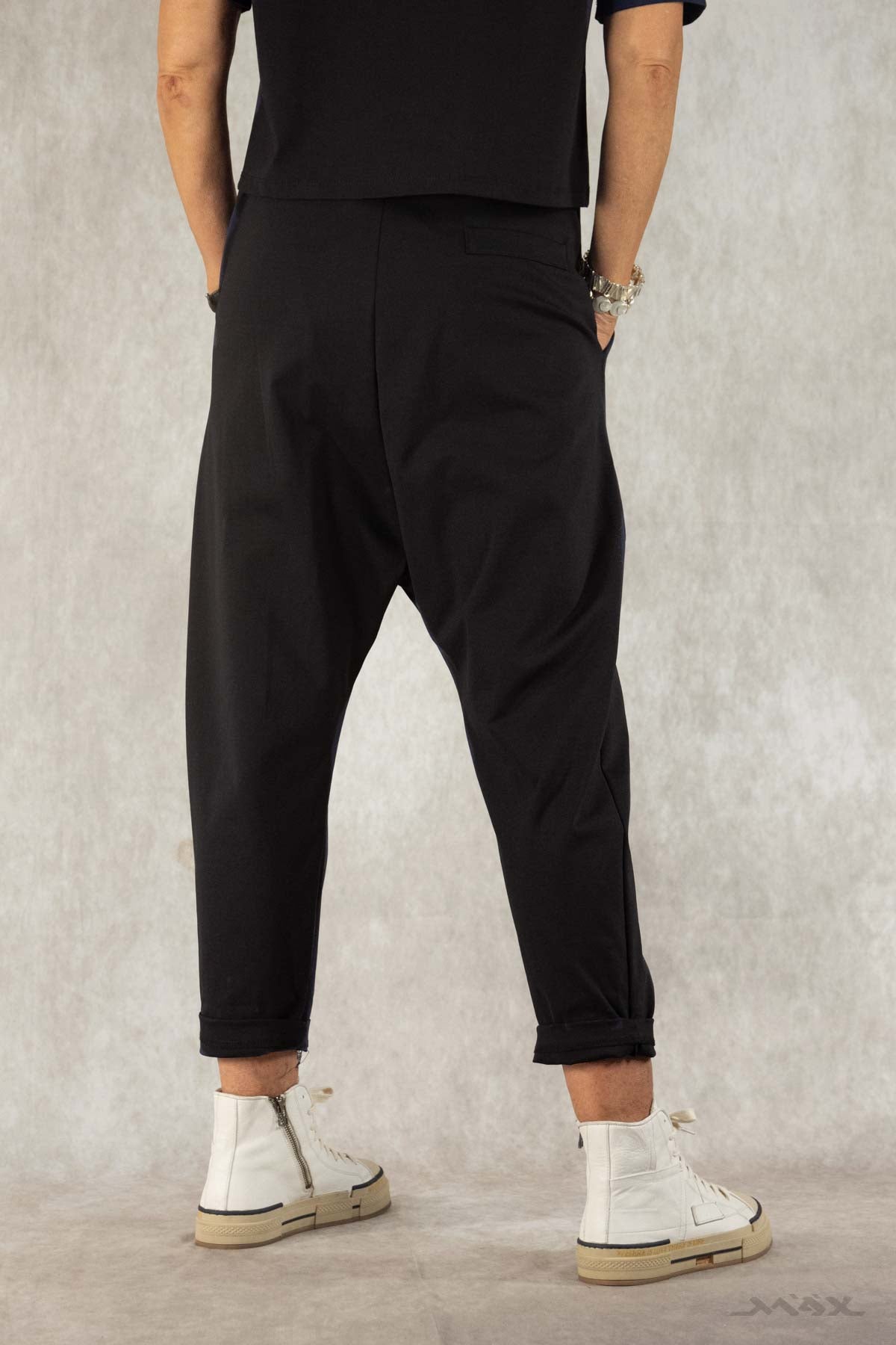 Baggyhose schwarz mit Knopf Gr. Onesize (36-42)