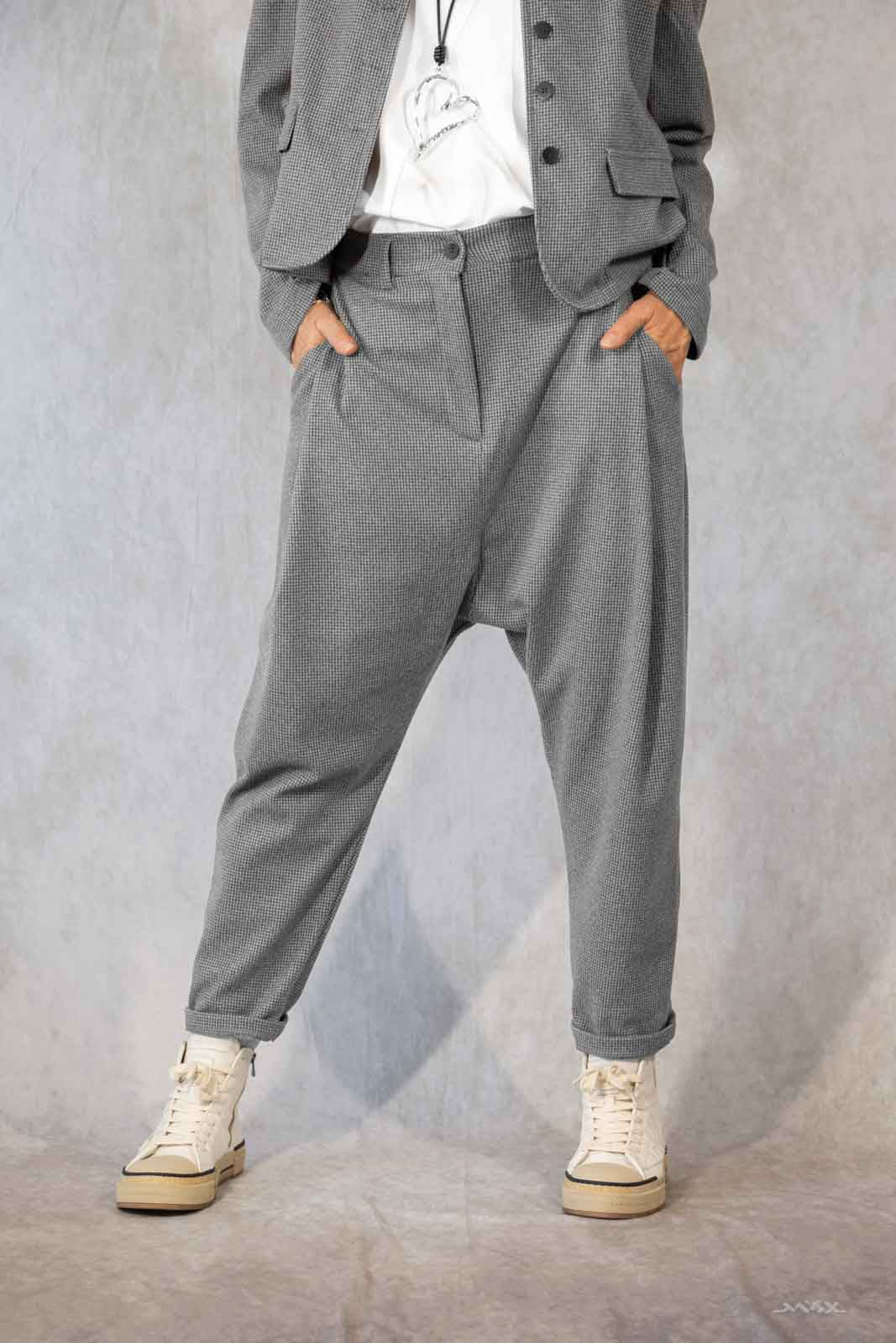 Baggy broek in grijze tweedmaat. Eén maat (38-44).