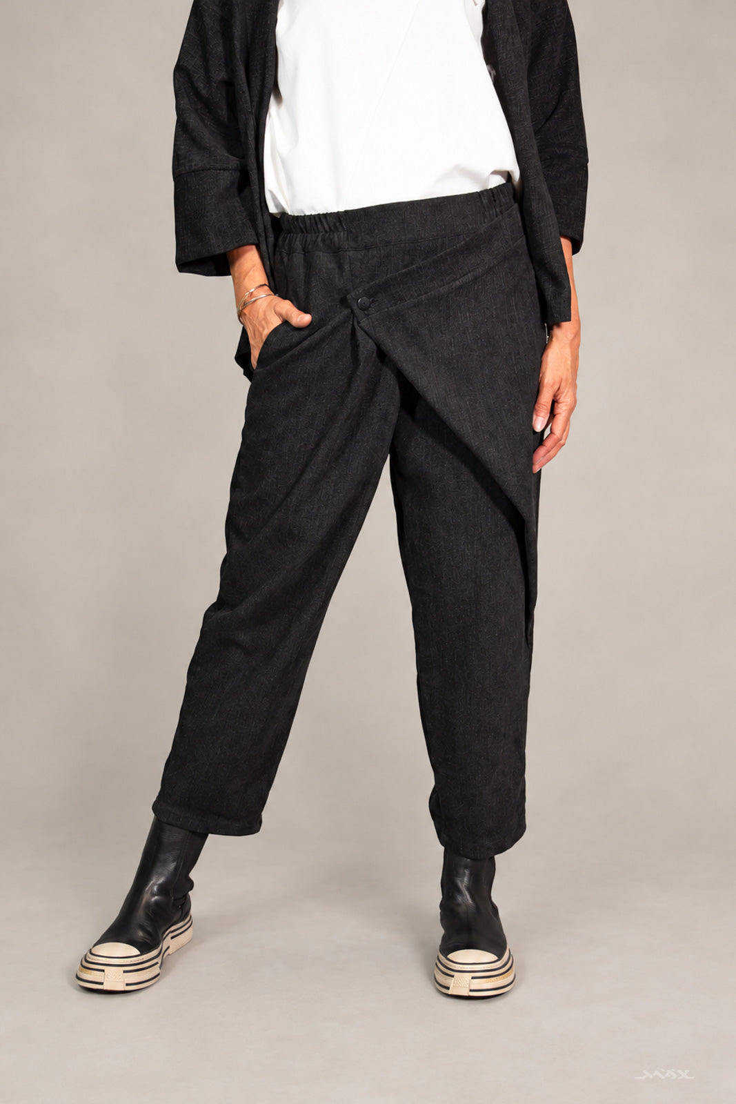 Miękkie spodnie pareo czarne – One Size (36–40)