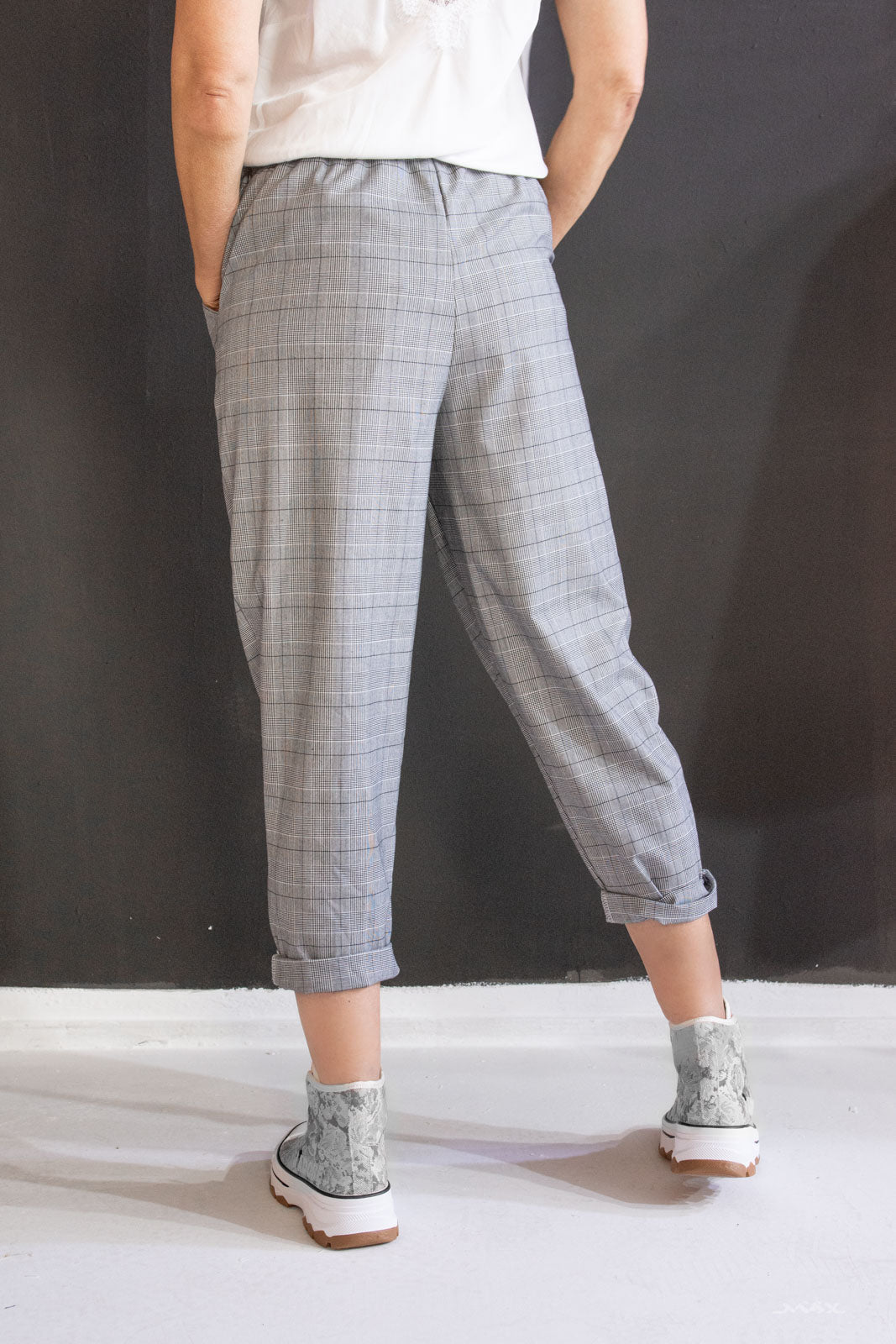 Grijze geruite pantalon met decoratieve naad maat one size (36-42)