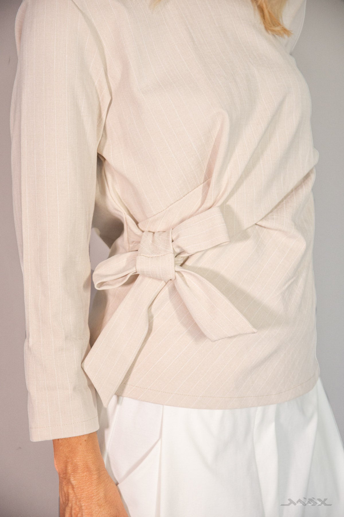 Shirt hellbeige mit Nadelstreifen zum Binden Gr. onesize (36-40)