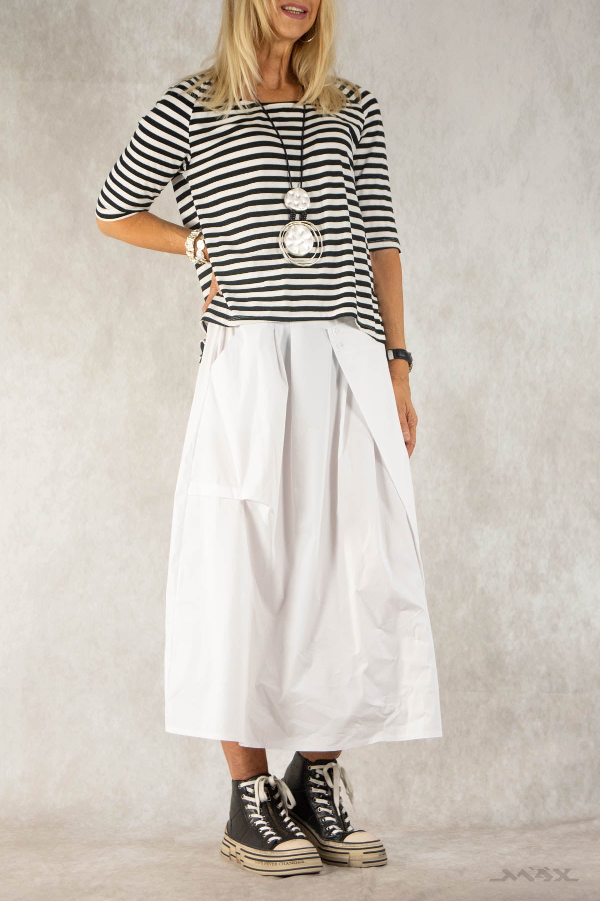 Nylon rok, asymmetrische maat. Eén maat (38-44).