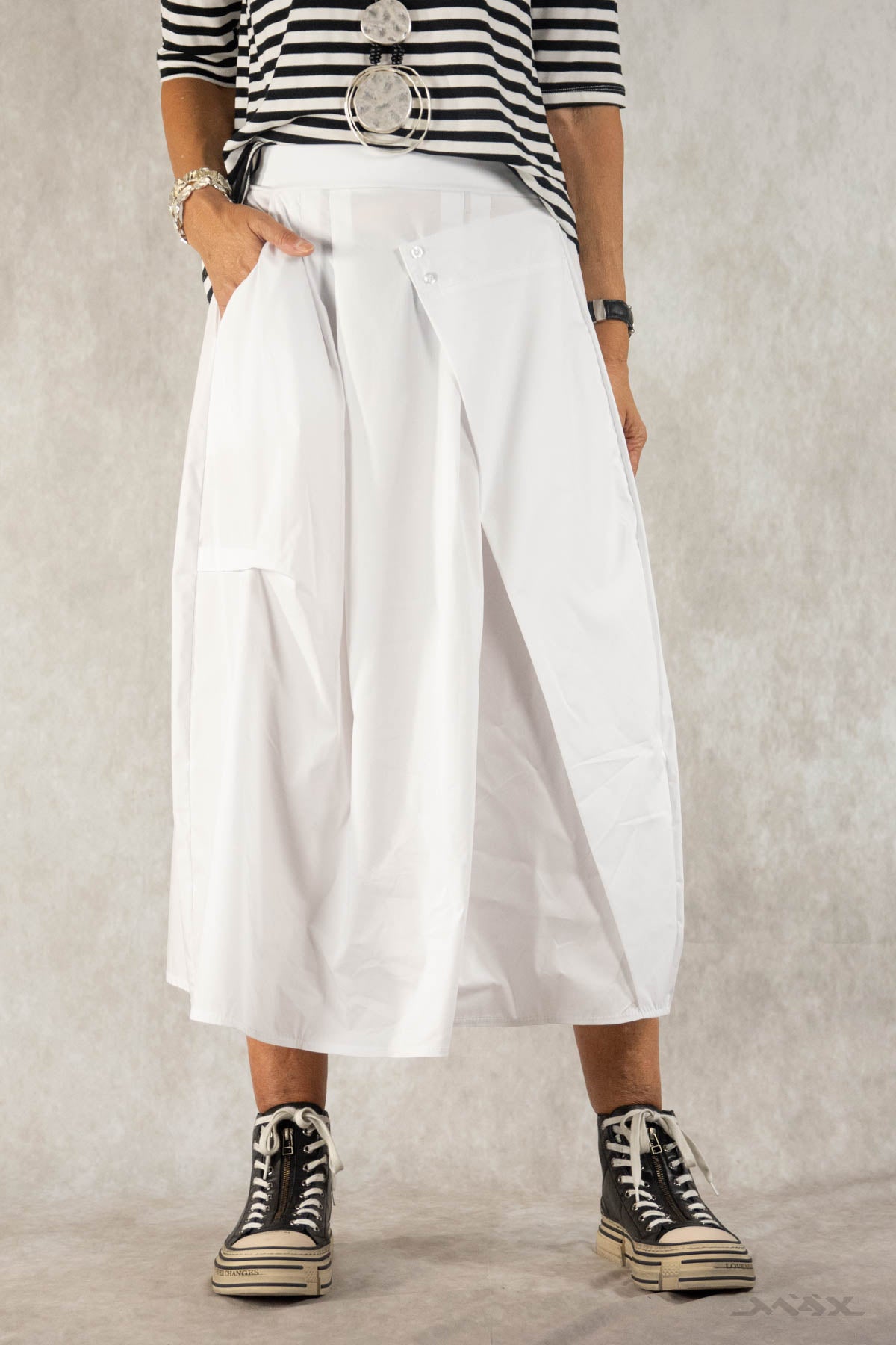 Nylon rok, asymmetrische maat. Eén maat (38-44).