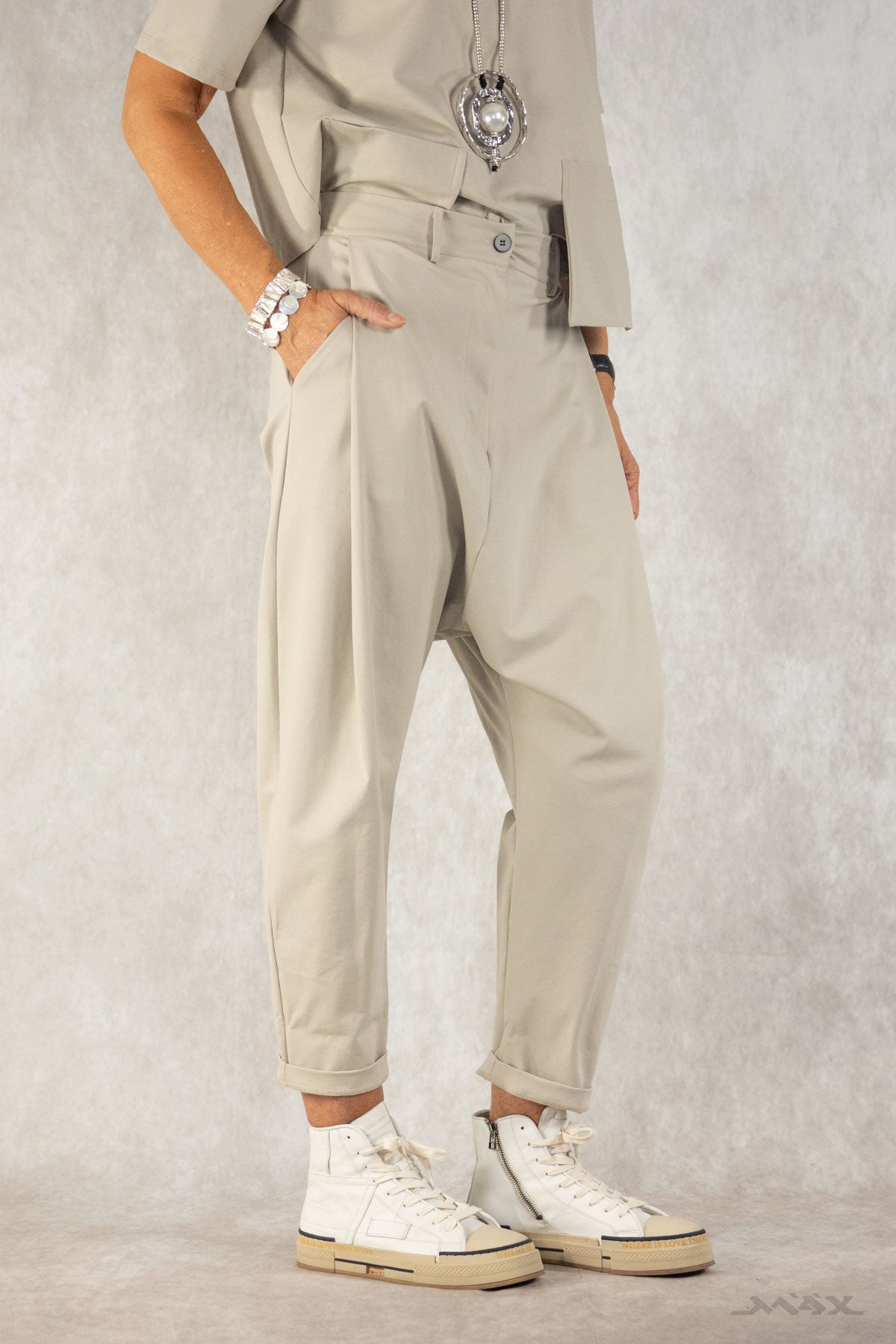 Baggy broek beige met knoopsluiting. One size (36-42).