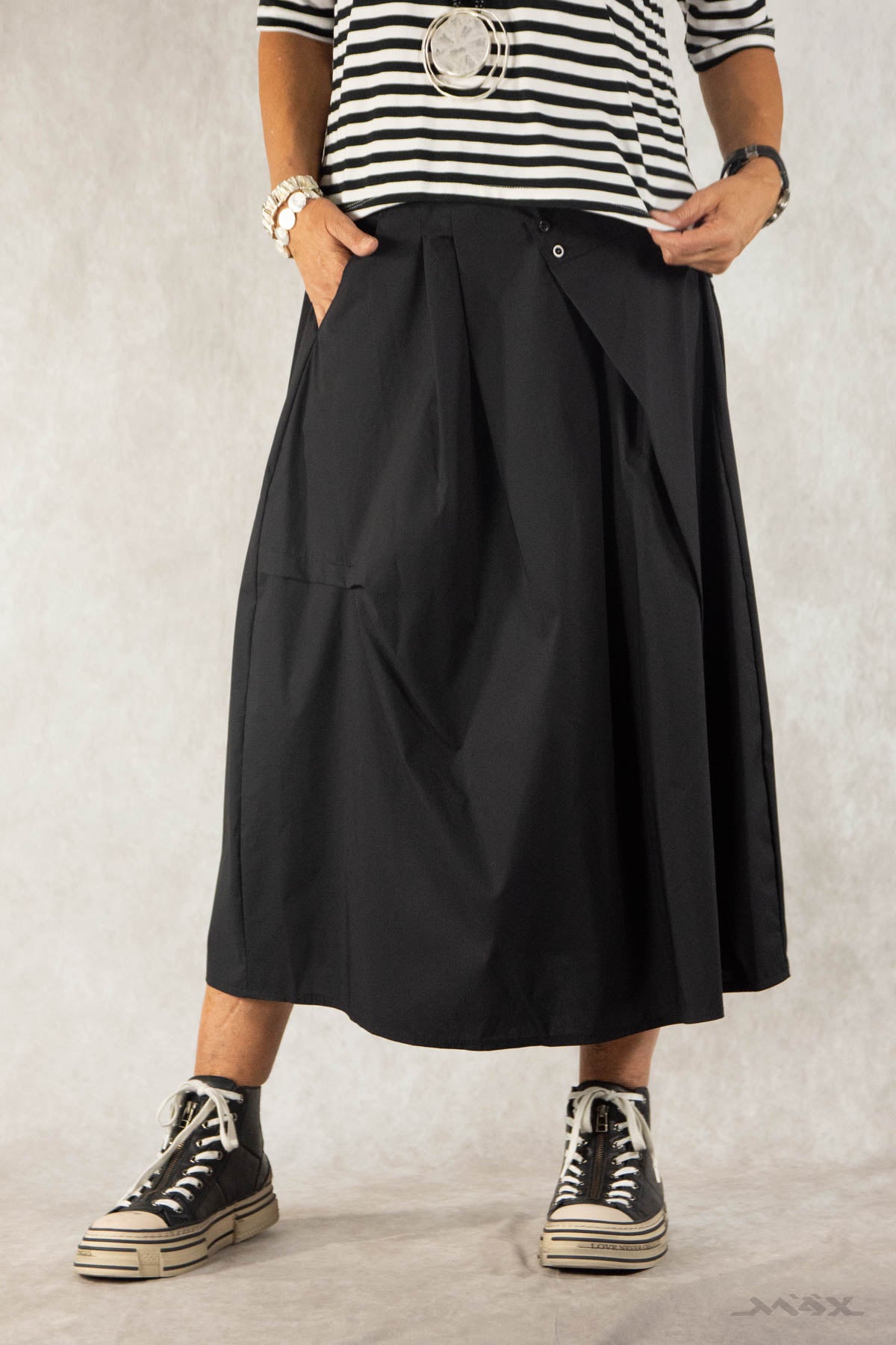 Nylon rok, asymmetrische maat. Eén maat (38-44).
