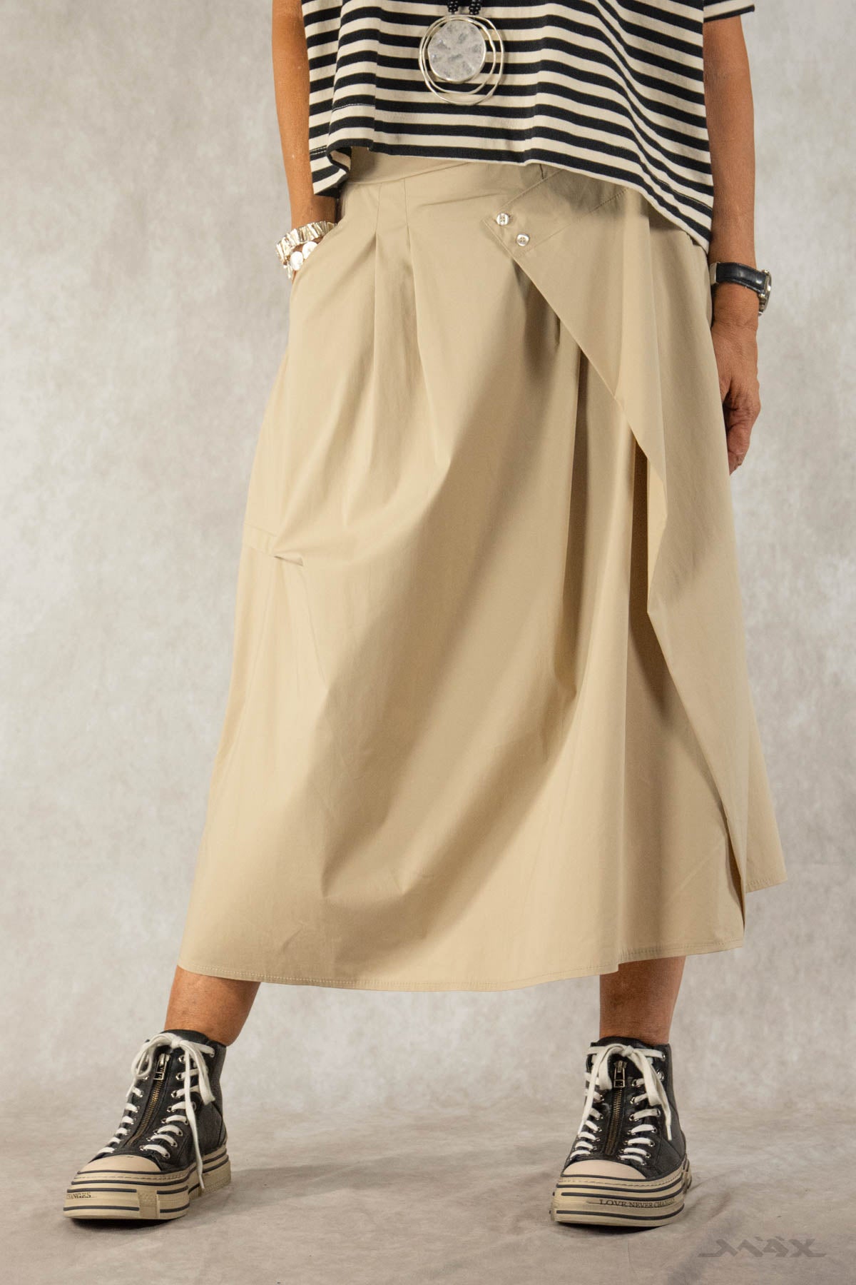 Nylon rok, asymmetrische maat. Eén maat (38-44).