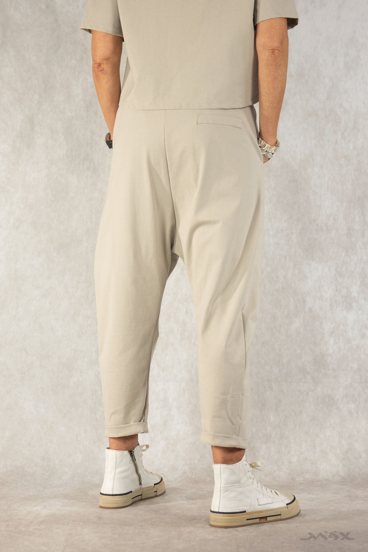 Baggy broek beige met knoopsluiting. One size (36-42).