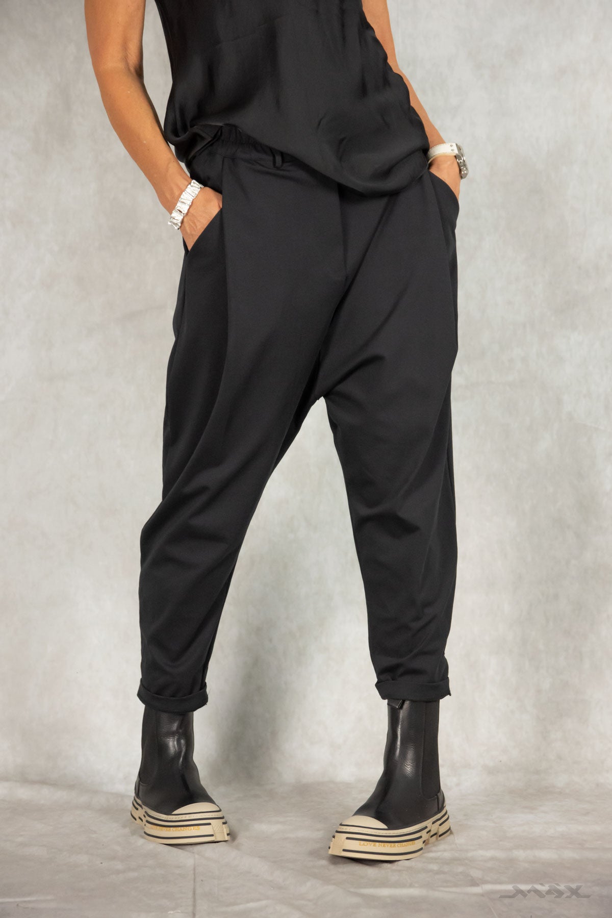 Pantalon ample noir, taille unique (36-42).