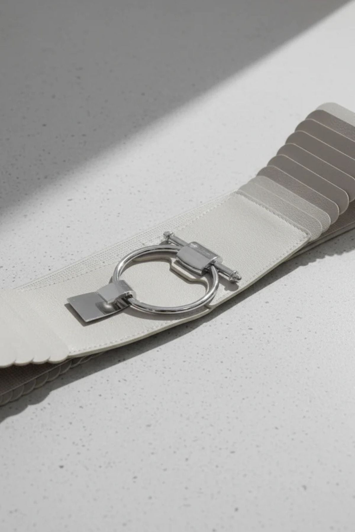 Stretch riem met gesp en lamellen in lichtgrijs