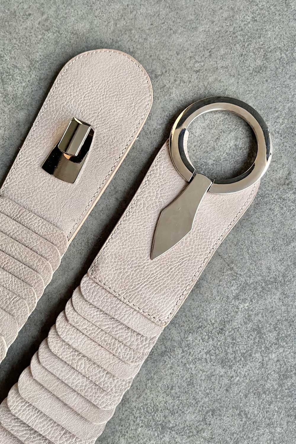 Stretch riem beige met lamellen