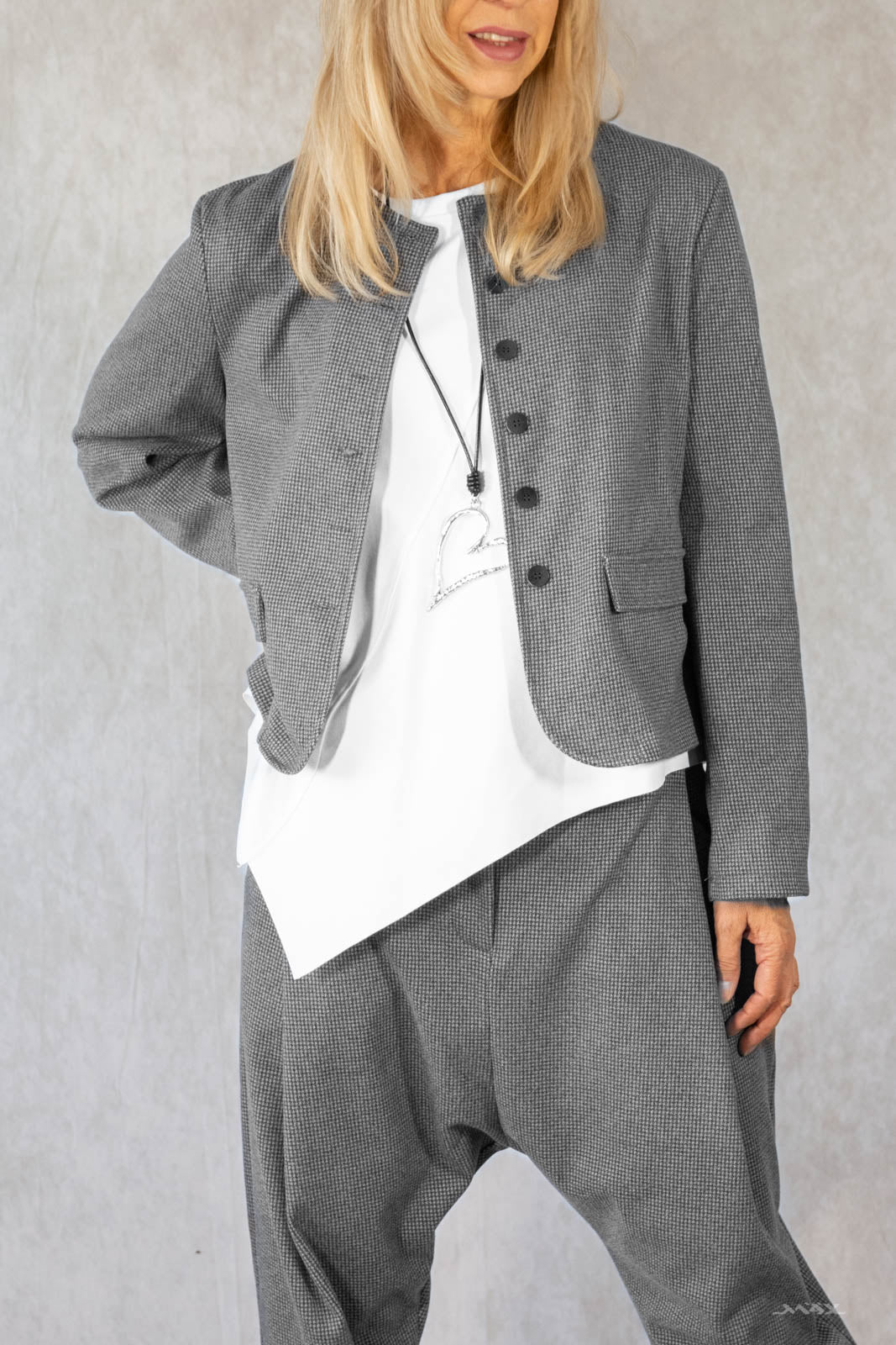 Jasje in grijze tweedmaat. Eén maat (38-44).