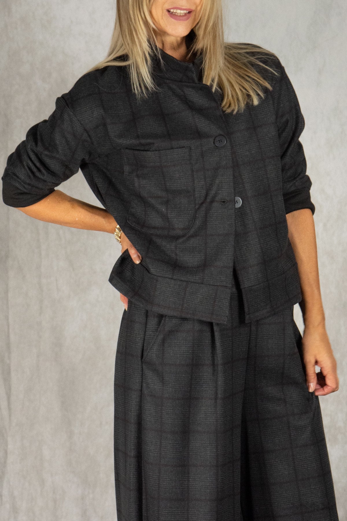 Jacke dunkelgrau kariert mit Knopfleiste Gr. onesize(38-44)