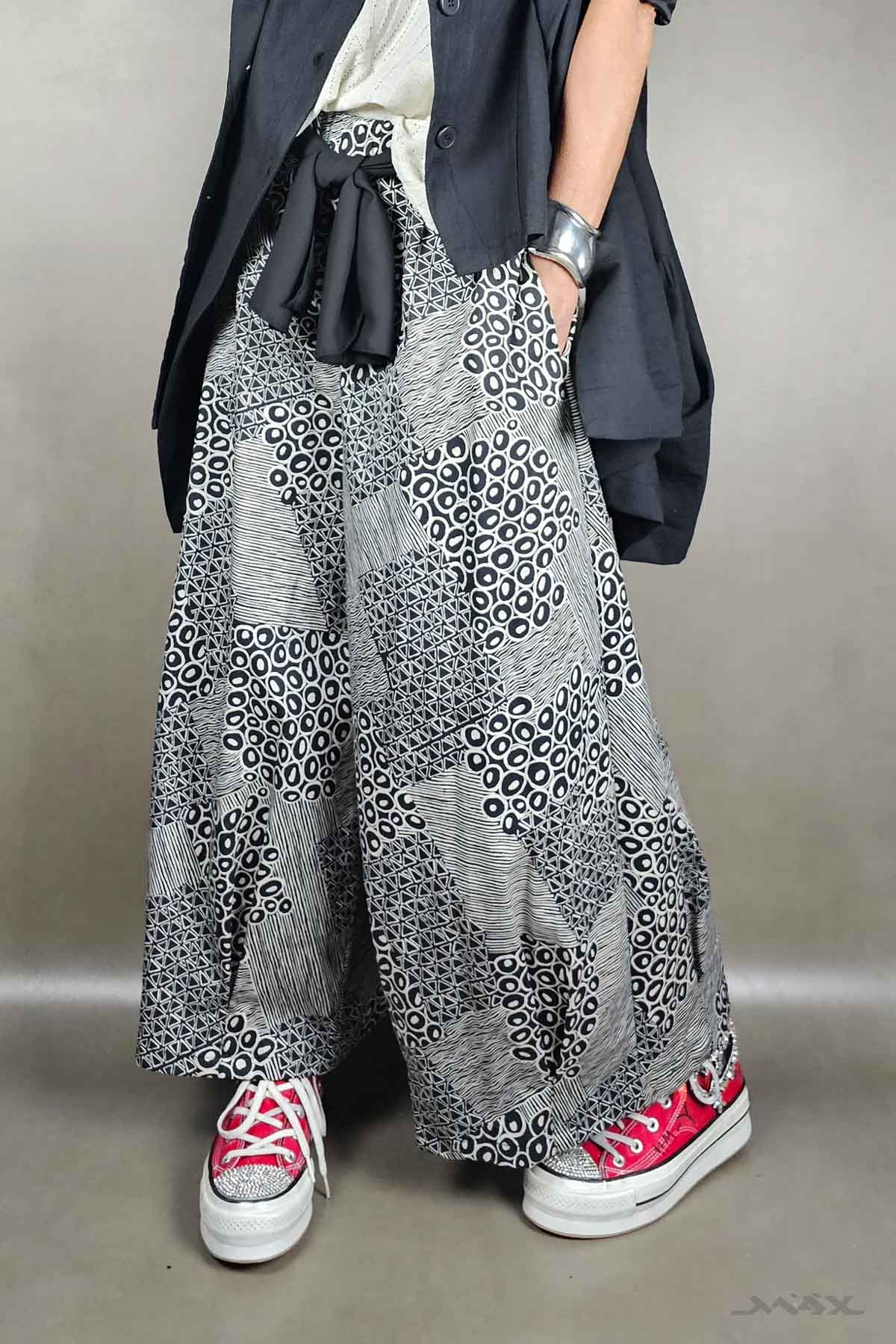 Wijde broek zwart met patroon maat One size (38-42)