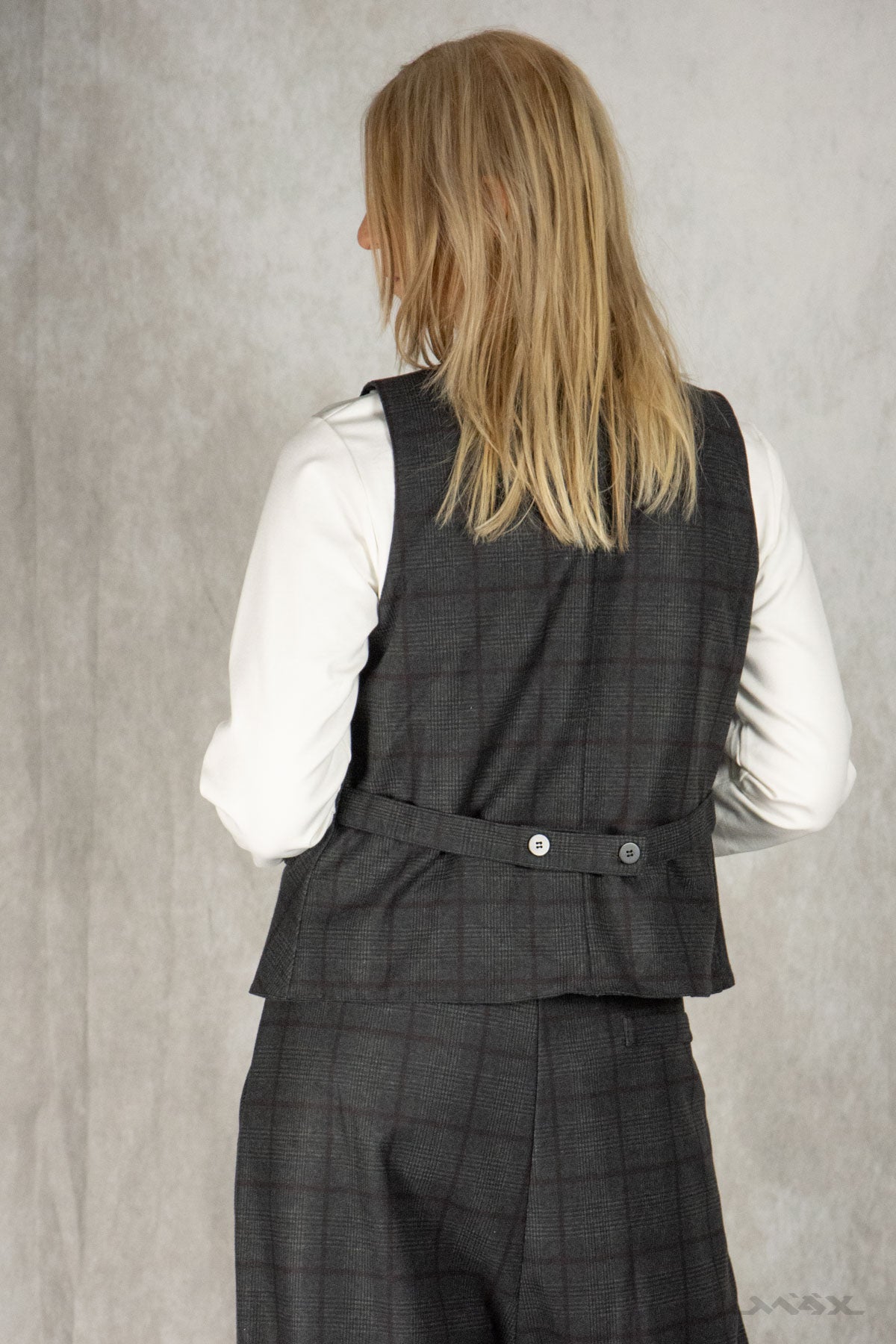 Weste dunkelgrau kariert mit Knopfleiste Gr. onesize(38-42)