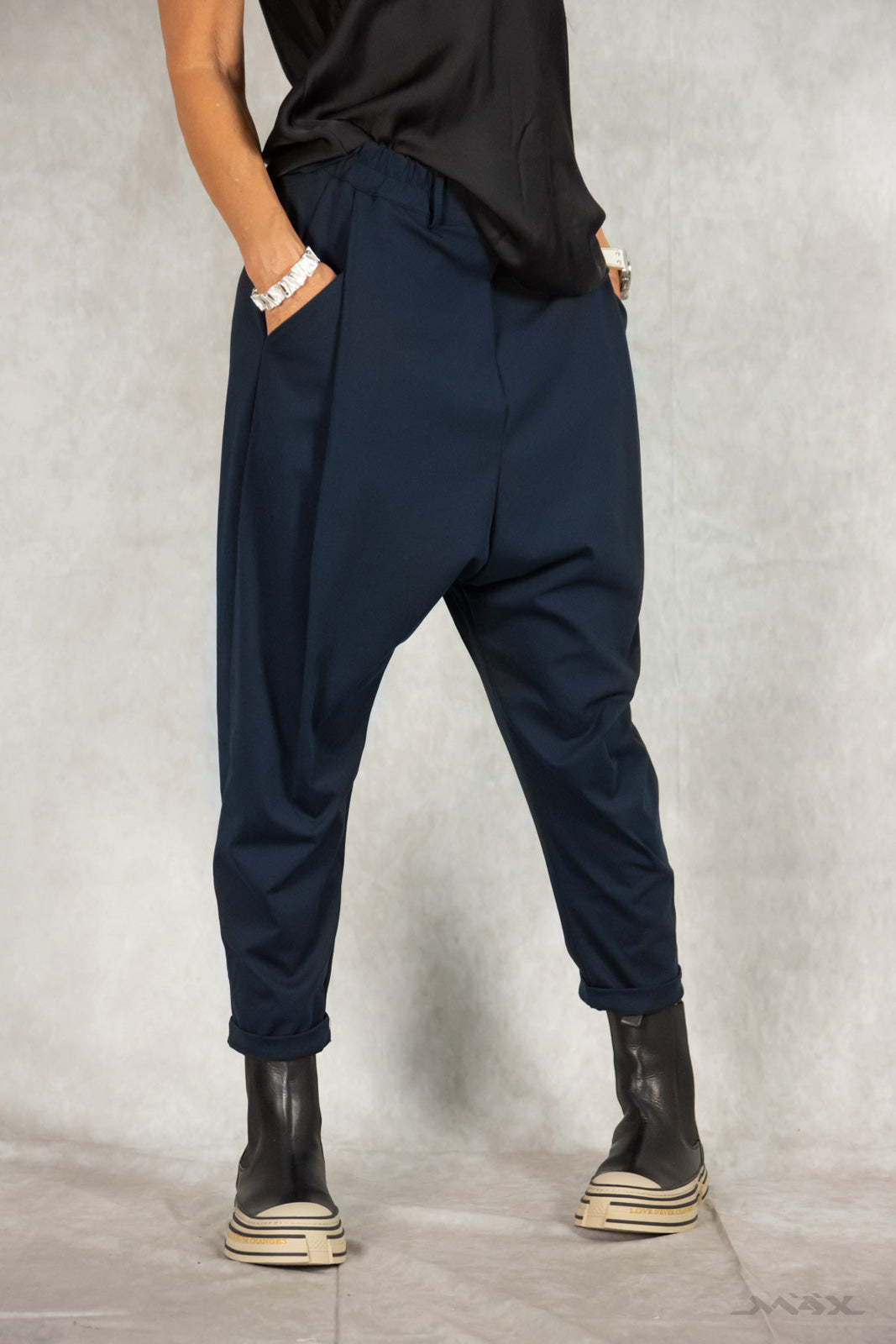 Pantalon ample bleu marine. Taille unique (36-42)