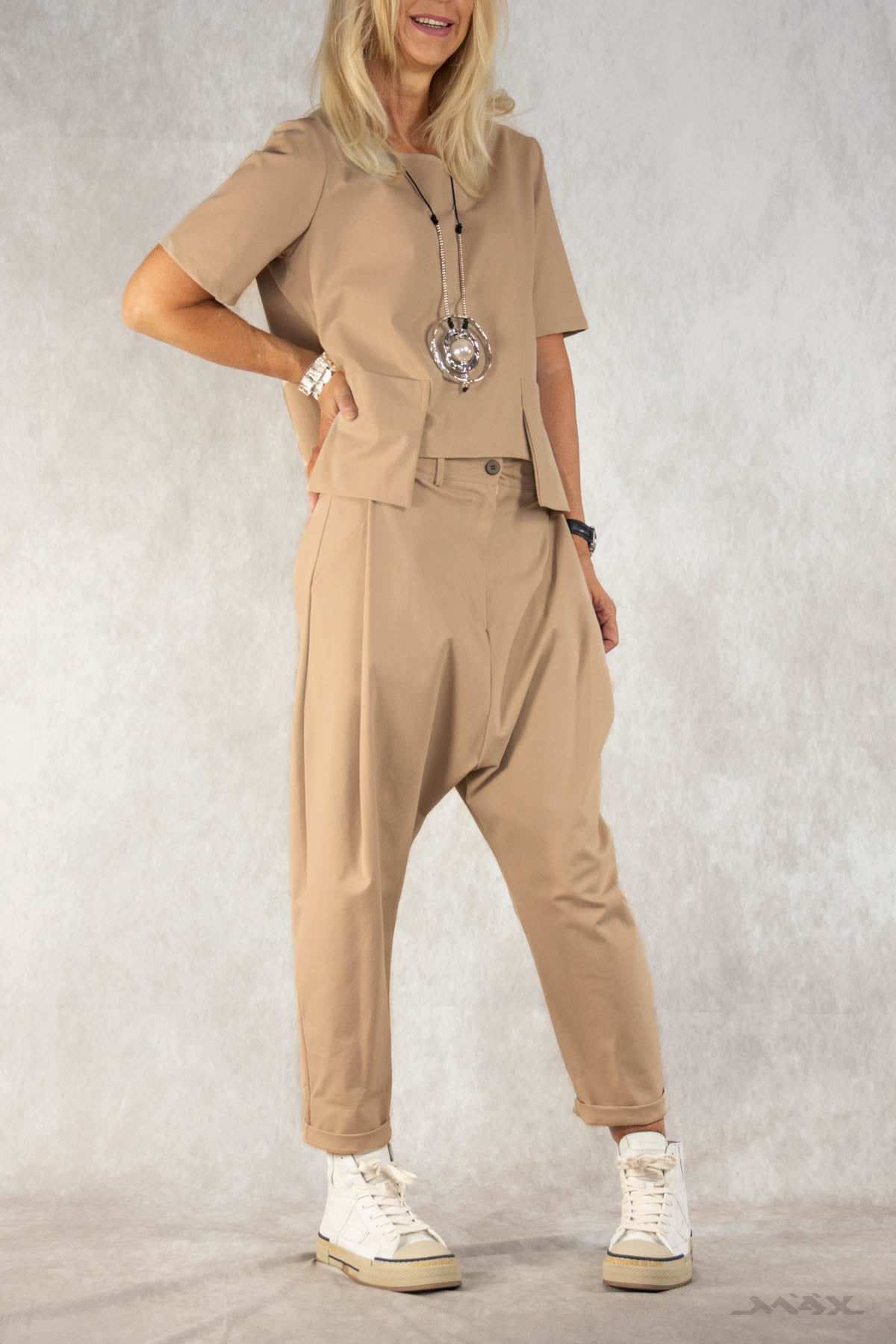 Baggy broek camel met knoopjes. One size (36-42).