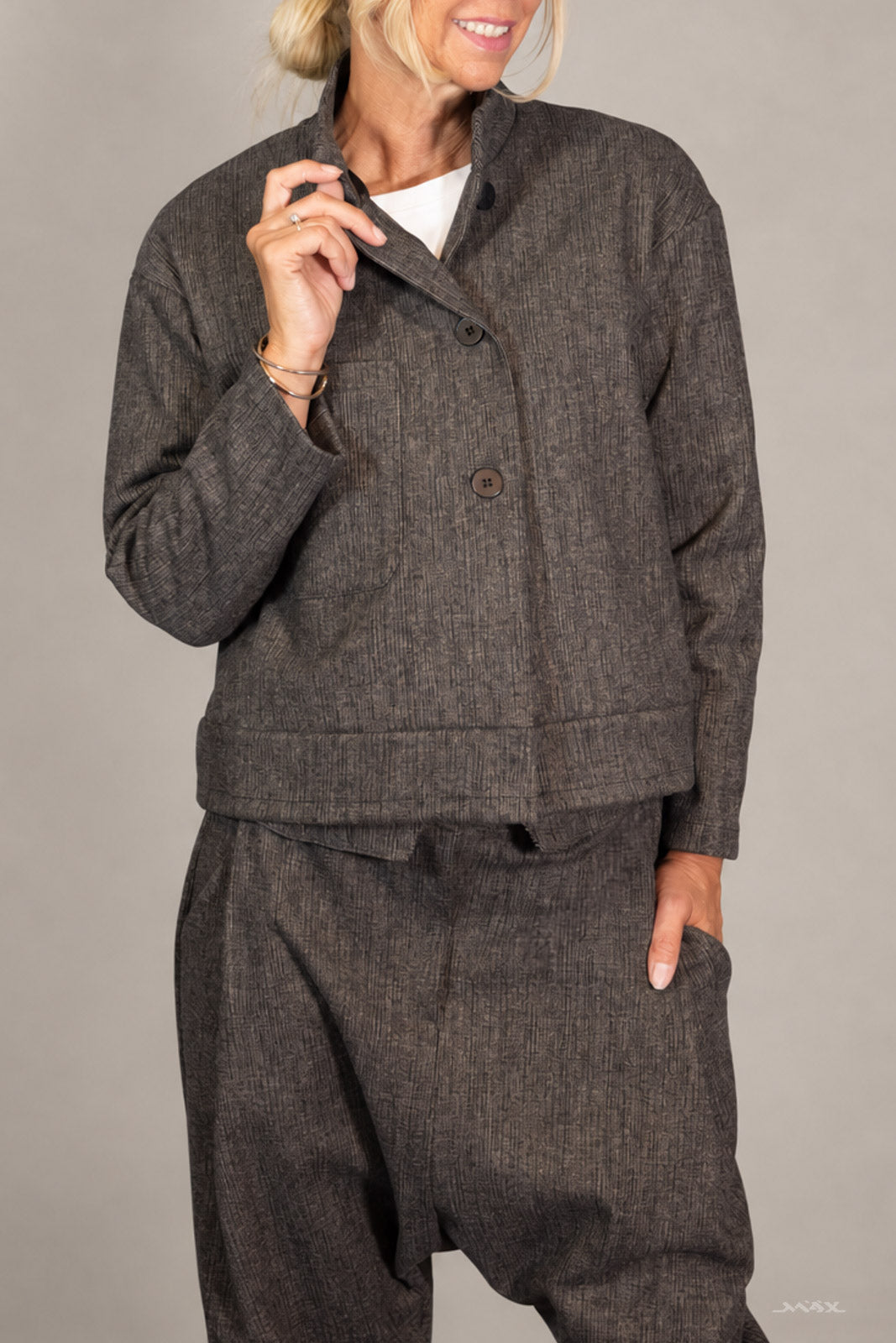Miękka kurtka zapinana na guziki taupe – One Size (38–42)