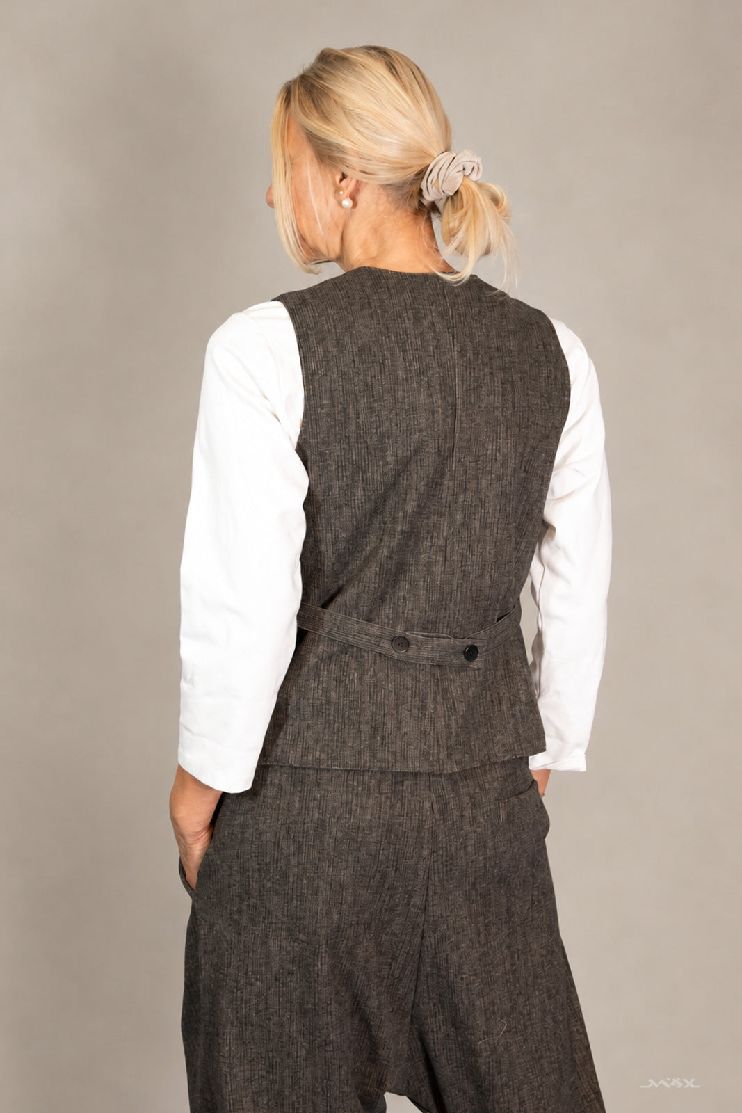 Miękka kamizelka zapinana na guziki taupe – One Size (36–40)