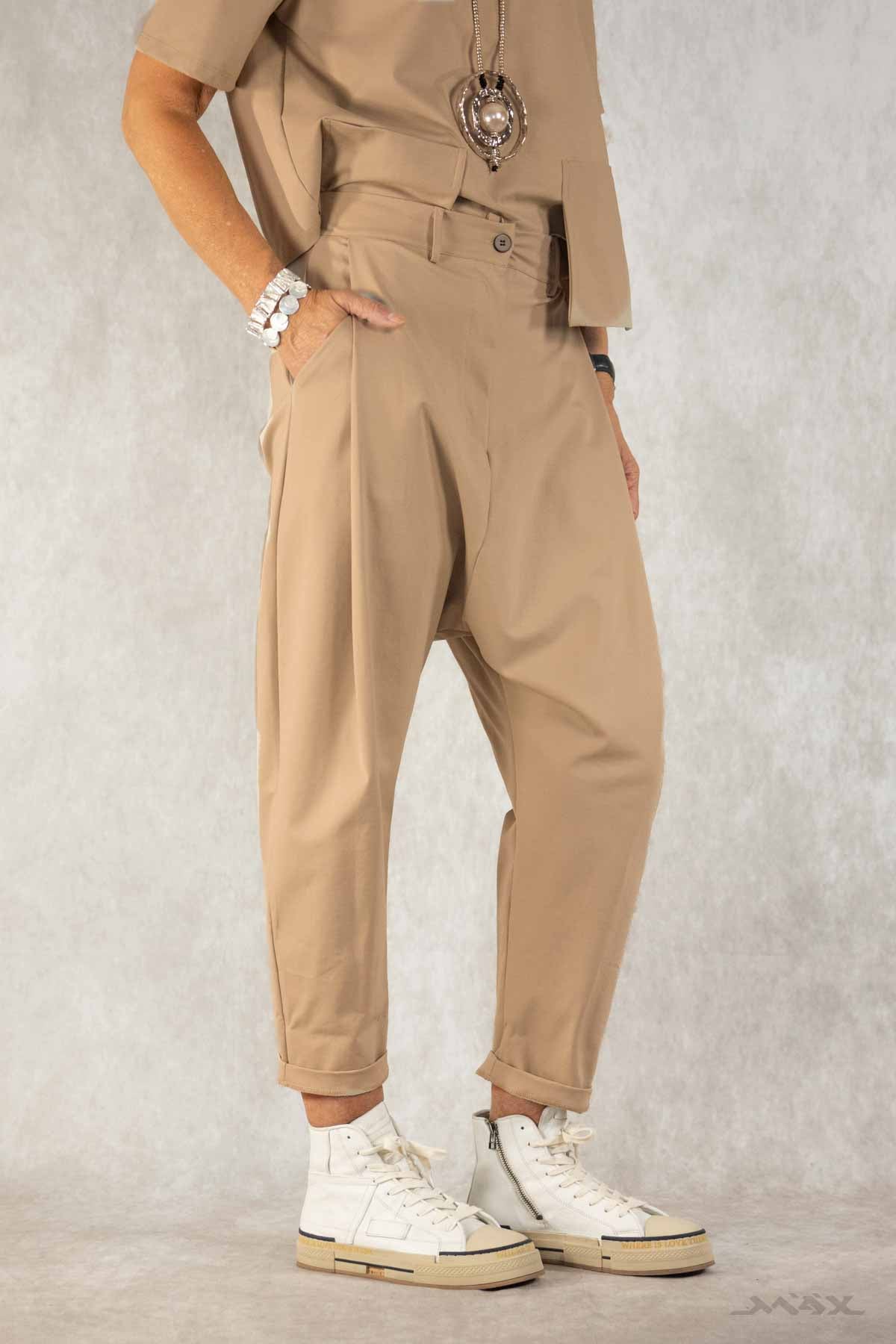 Baggy broek camel met knoopjes. One size (36-42).