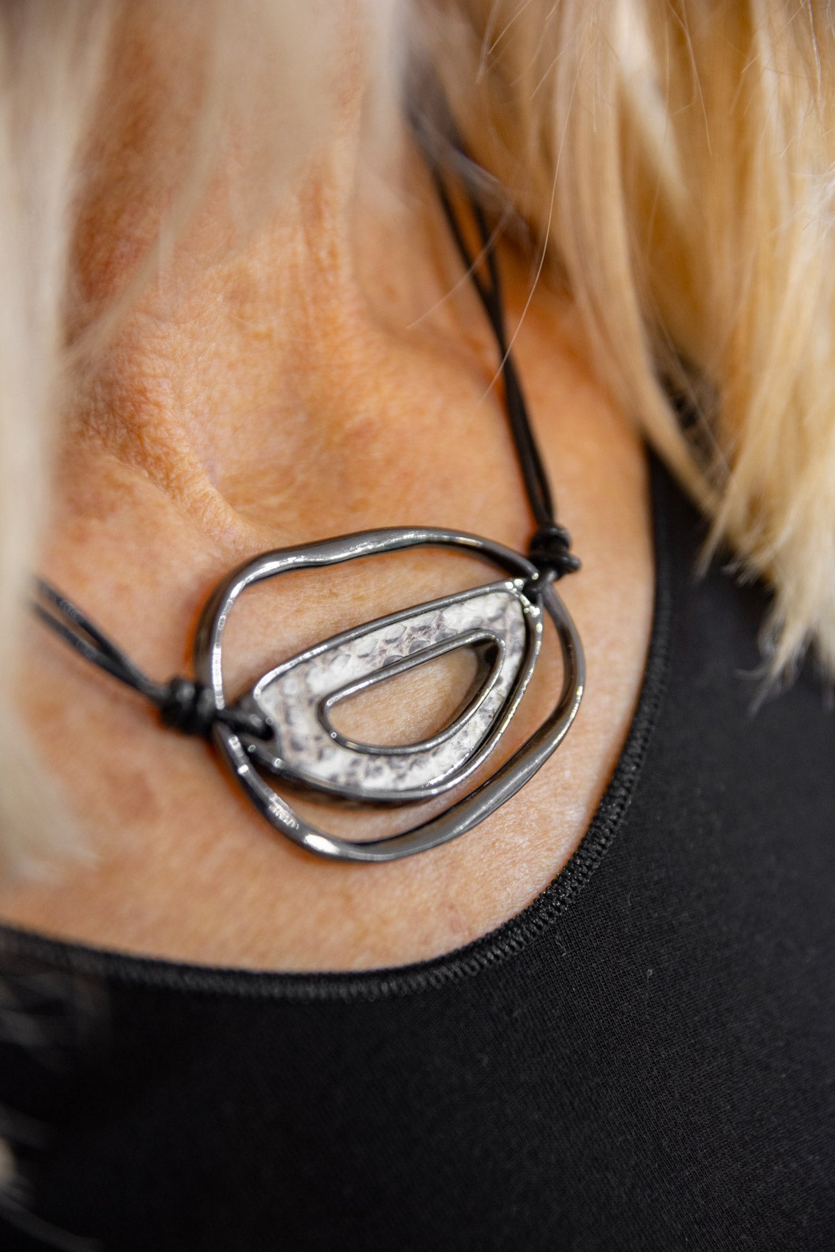 Ketting zilvergrijs met moderne hanger