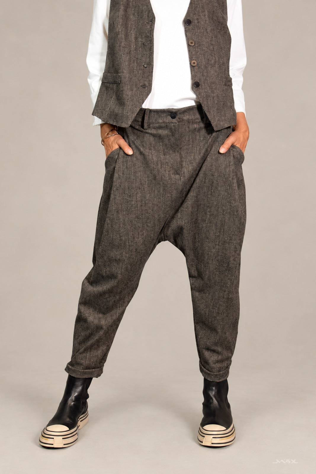 Miękkie spodnie haremki taupe – One Size (38–42)