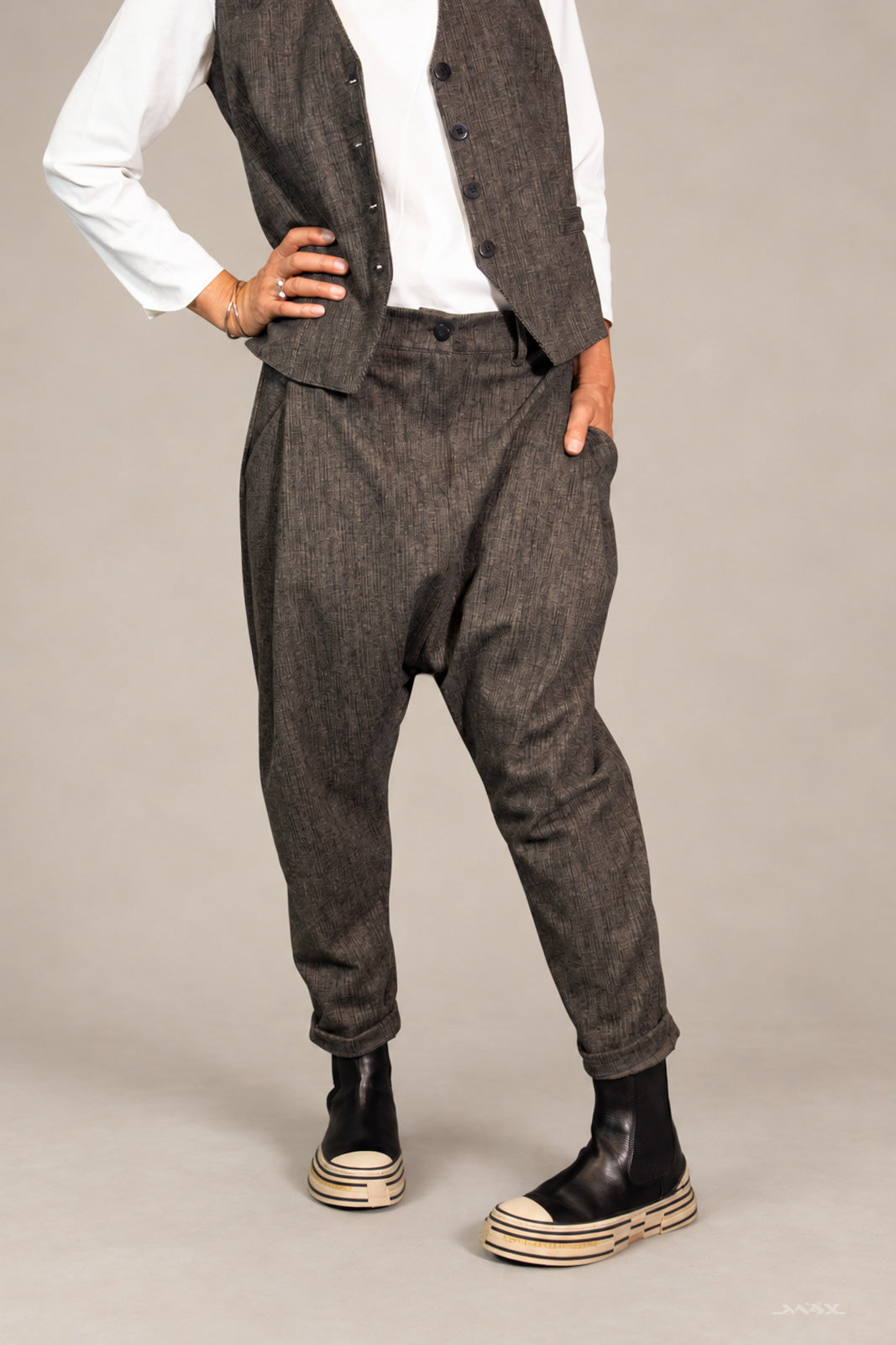 Miękkie spodnie haremki taupe – One Size (38–42)