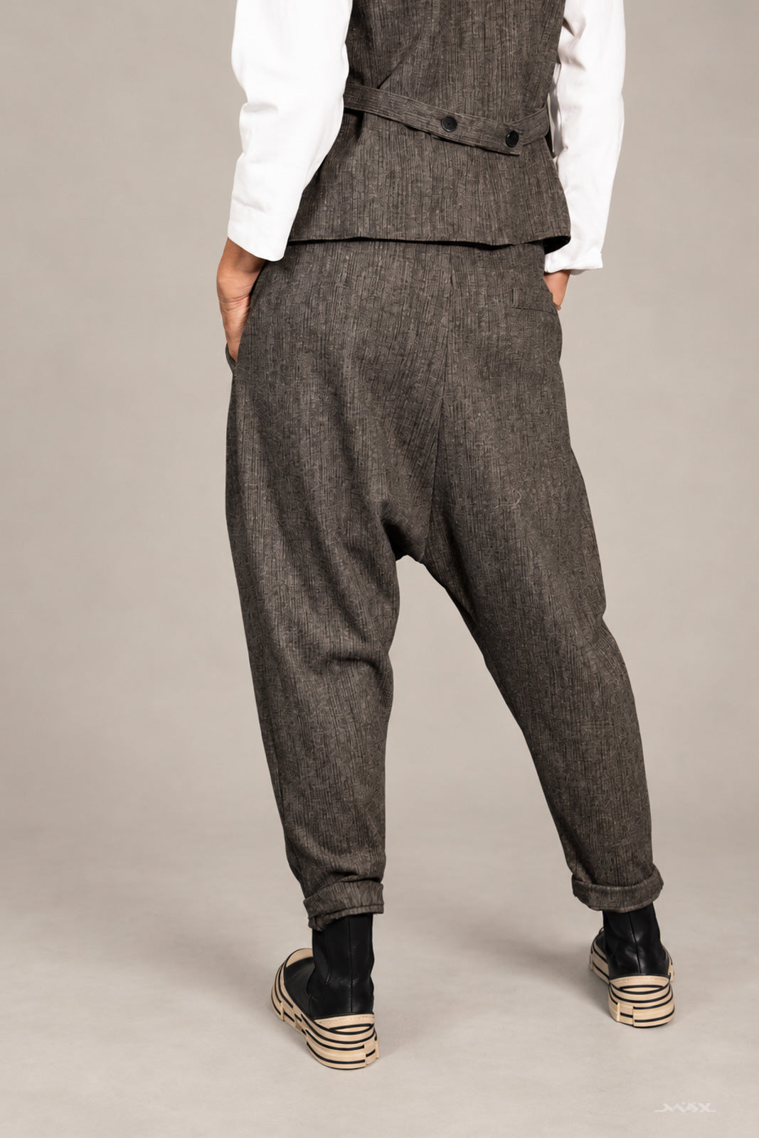 Miękkie spodnie haremki taupe – One Size (38–42)