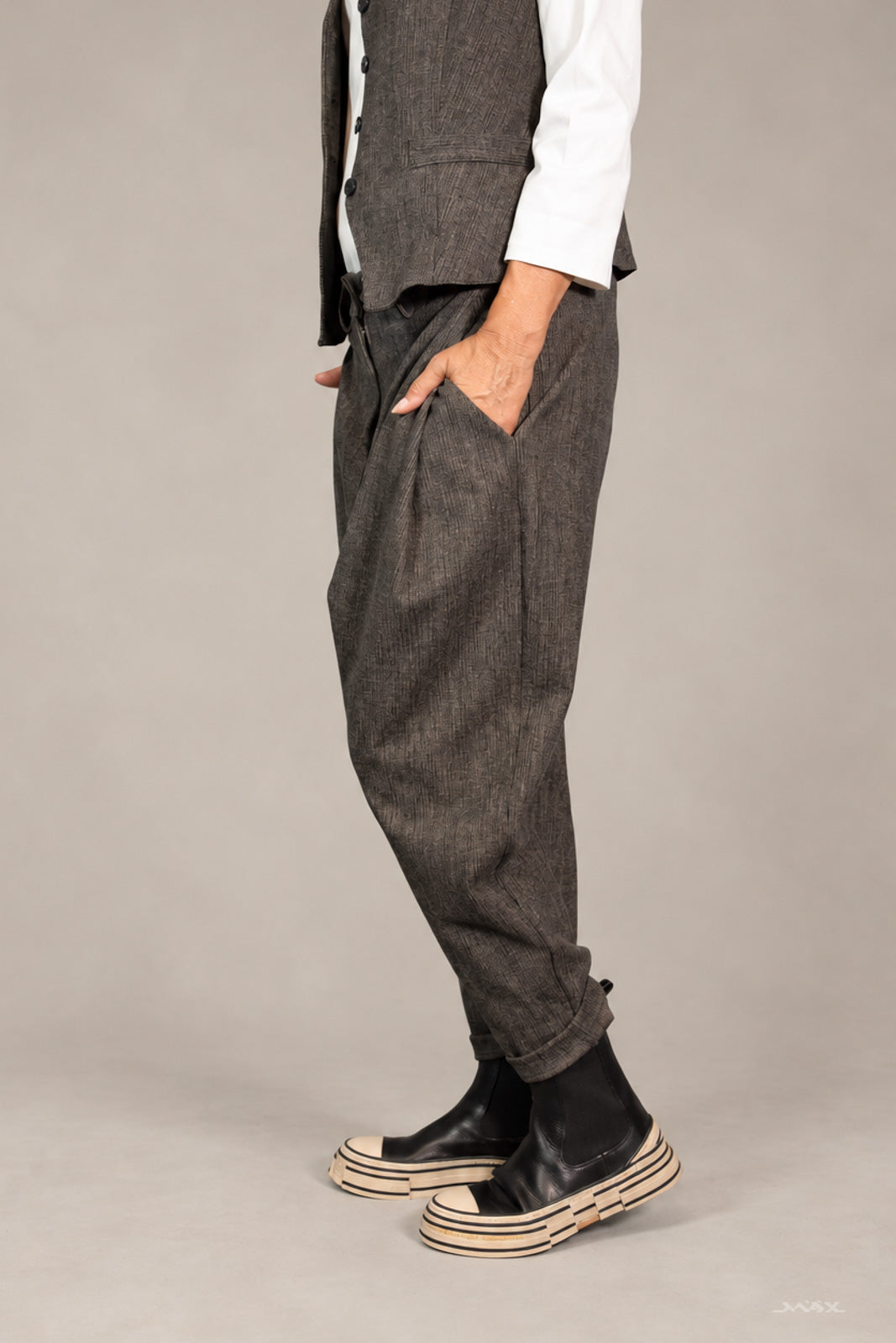 Miękkie spodnie haremki taupe – One Size (38–42)