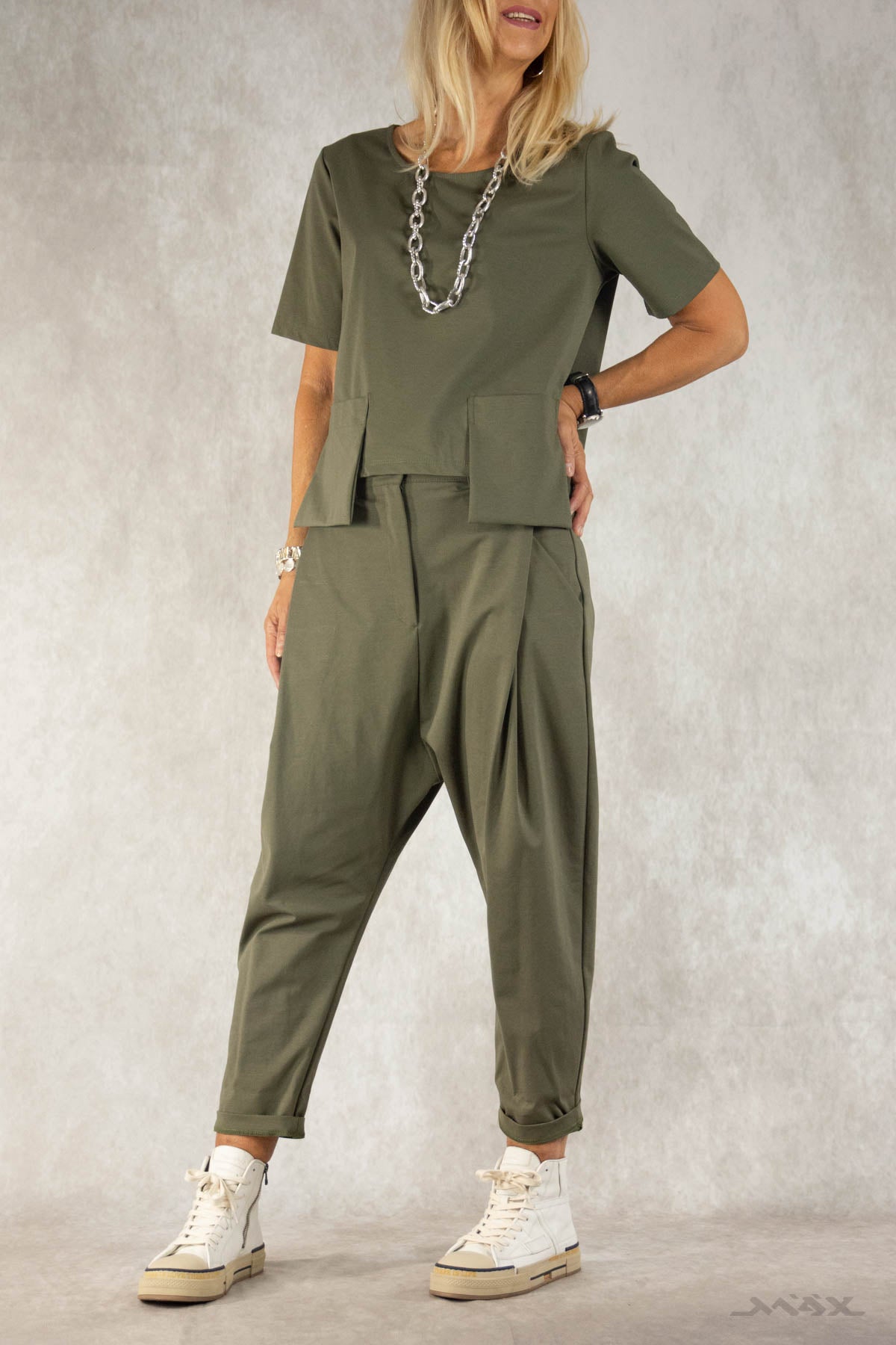 Baggyhose olive mit Knopf Gr. Onesize (36-42)