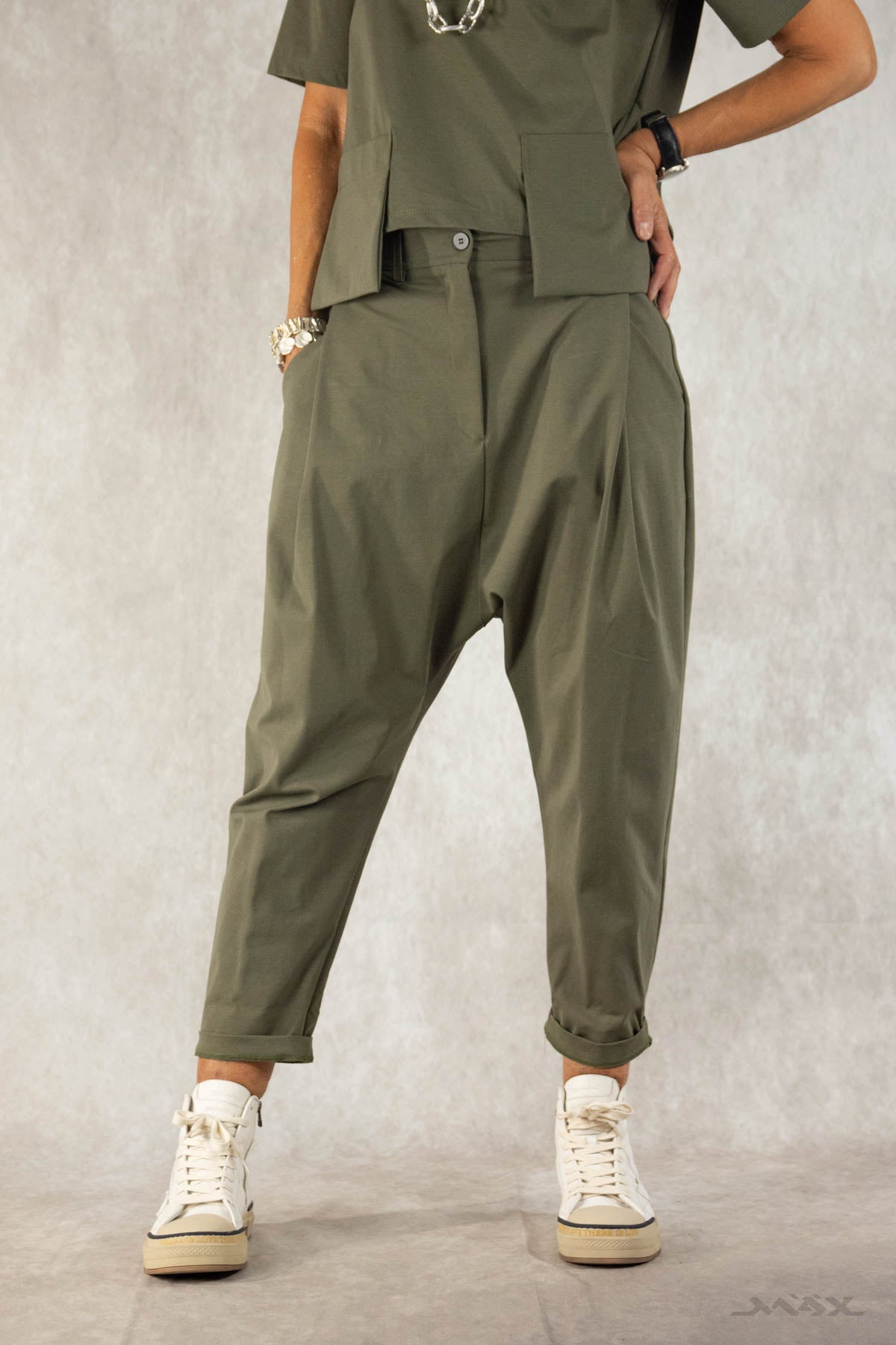 Baggyhose olive mit Knopf Gr. Onesize (36-42)