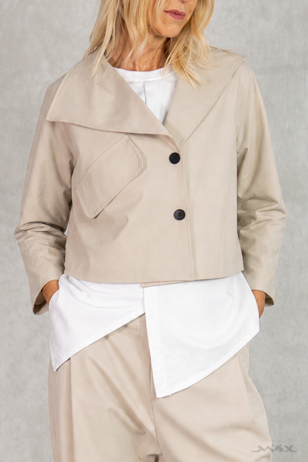 Kurze Jacke mit asymmetrischem Kragen Gr. onesize (36-42)