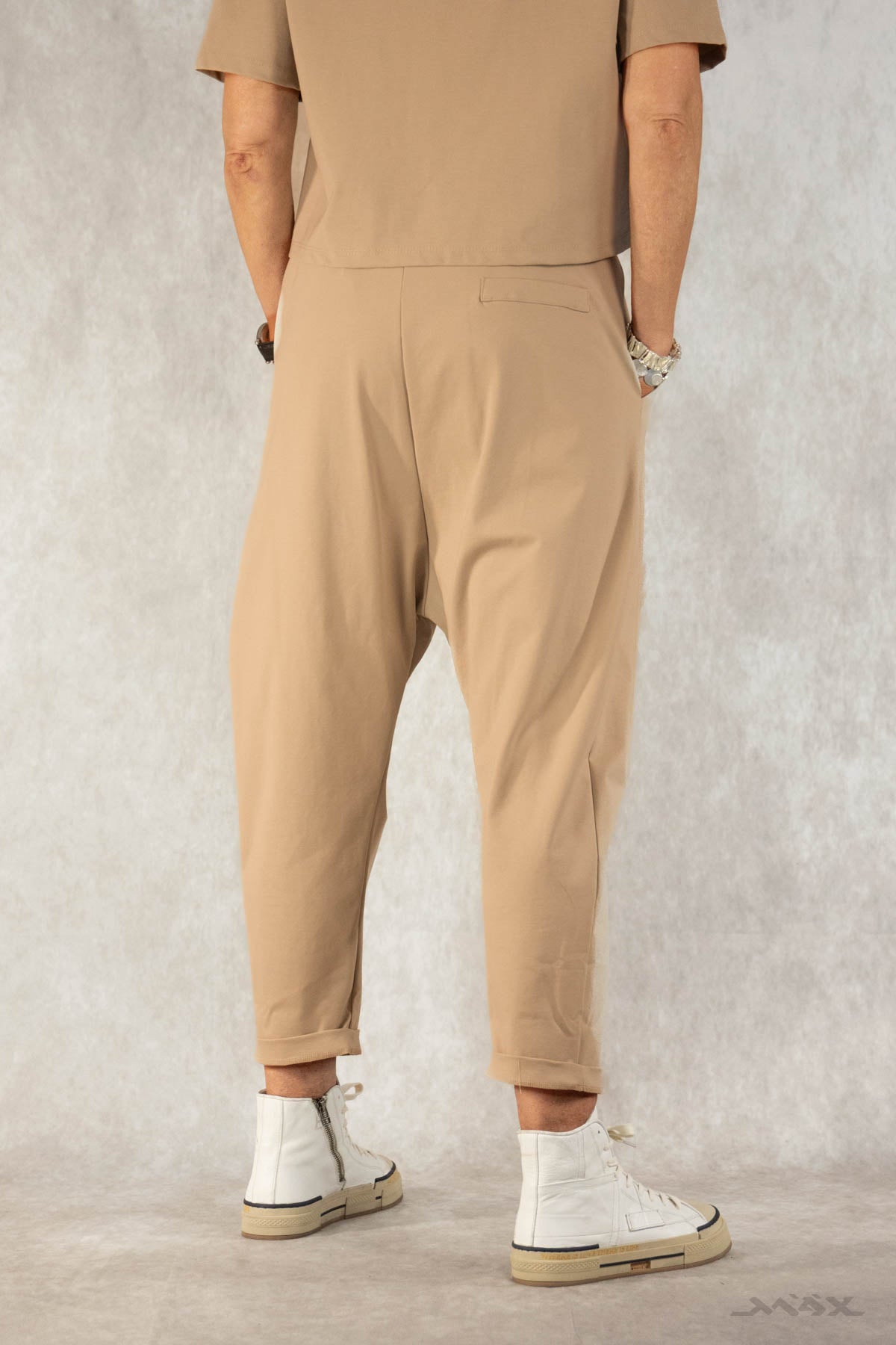 Baggy broek camel met knoopjes. One size (36-42).