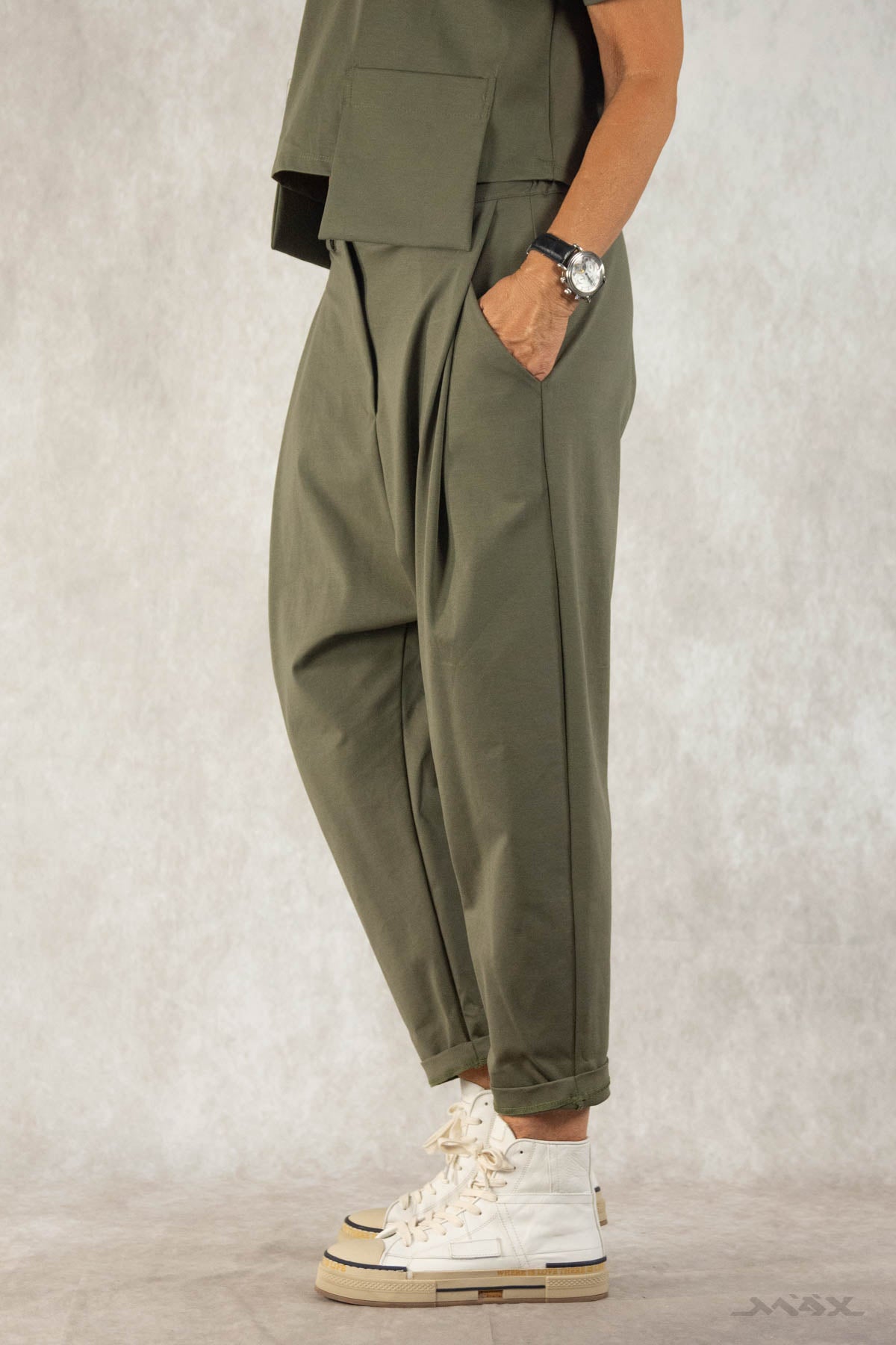 Baggy broek olijfgroen met knoopsluiting. One size (36-42).