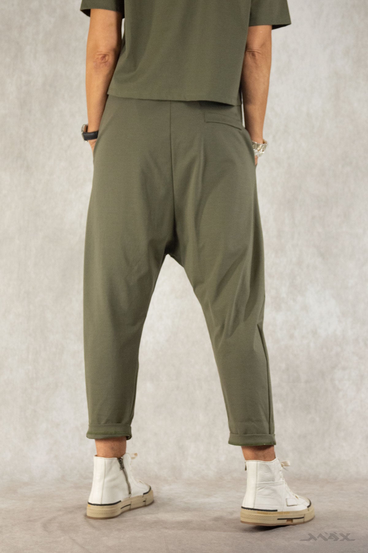 Baggy broek olijfgroen met knoopsluiting. One size (36-42).