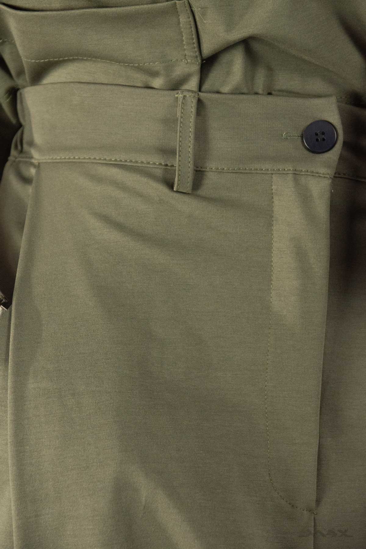 Baggy broek olijfgroen met knoopsluiting. One size (36-42).