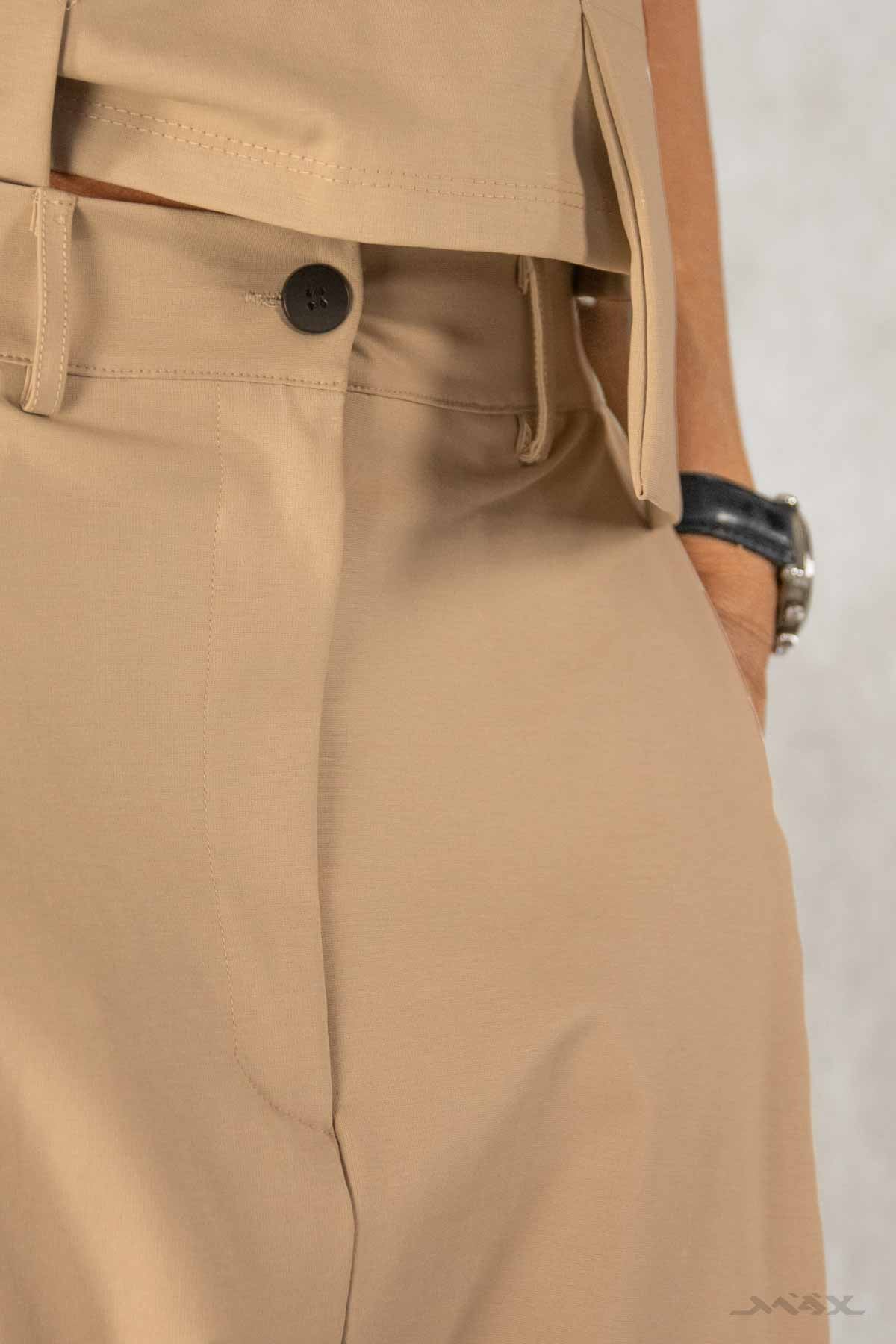 Baggy broek camel met knoopjes. One size (36-42).
