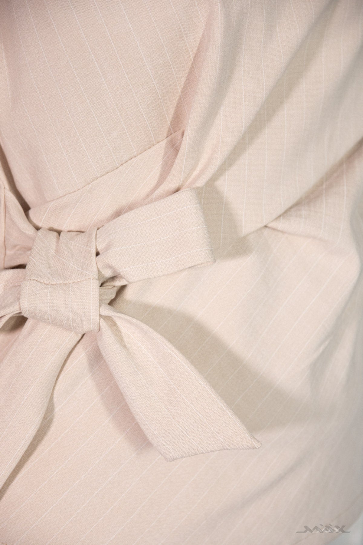 Shirt hellbeige mit Nadelstreifen zum Binden Gr. onesize (36-40)