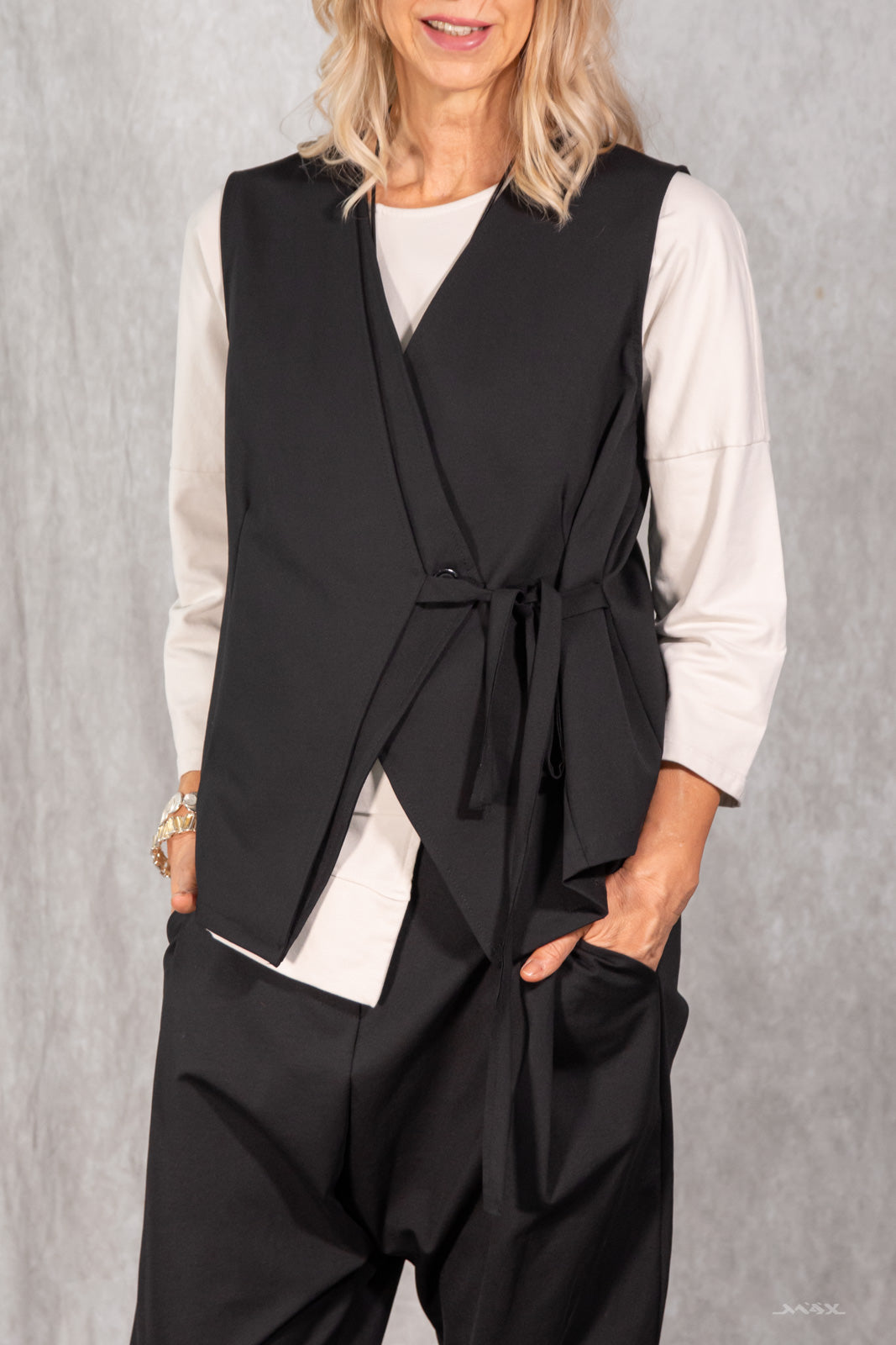 Gilet asymétrique cache-cœur noir à nouer - taille unique (38-44)