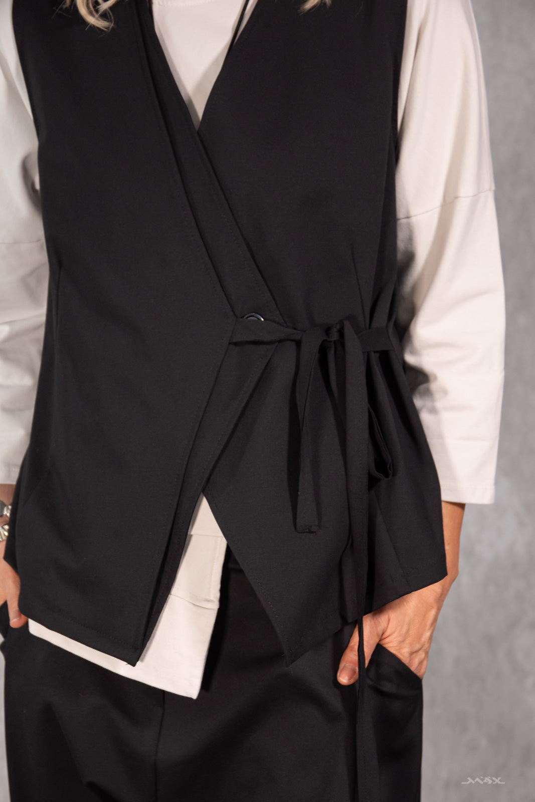 Gilet asymétrique cache-cœur noir à nouer - taille unique (38-44)
