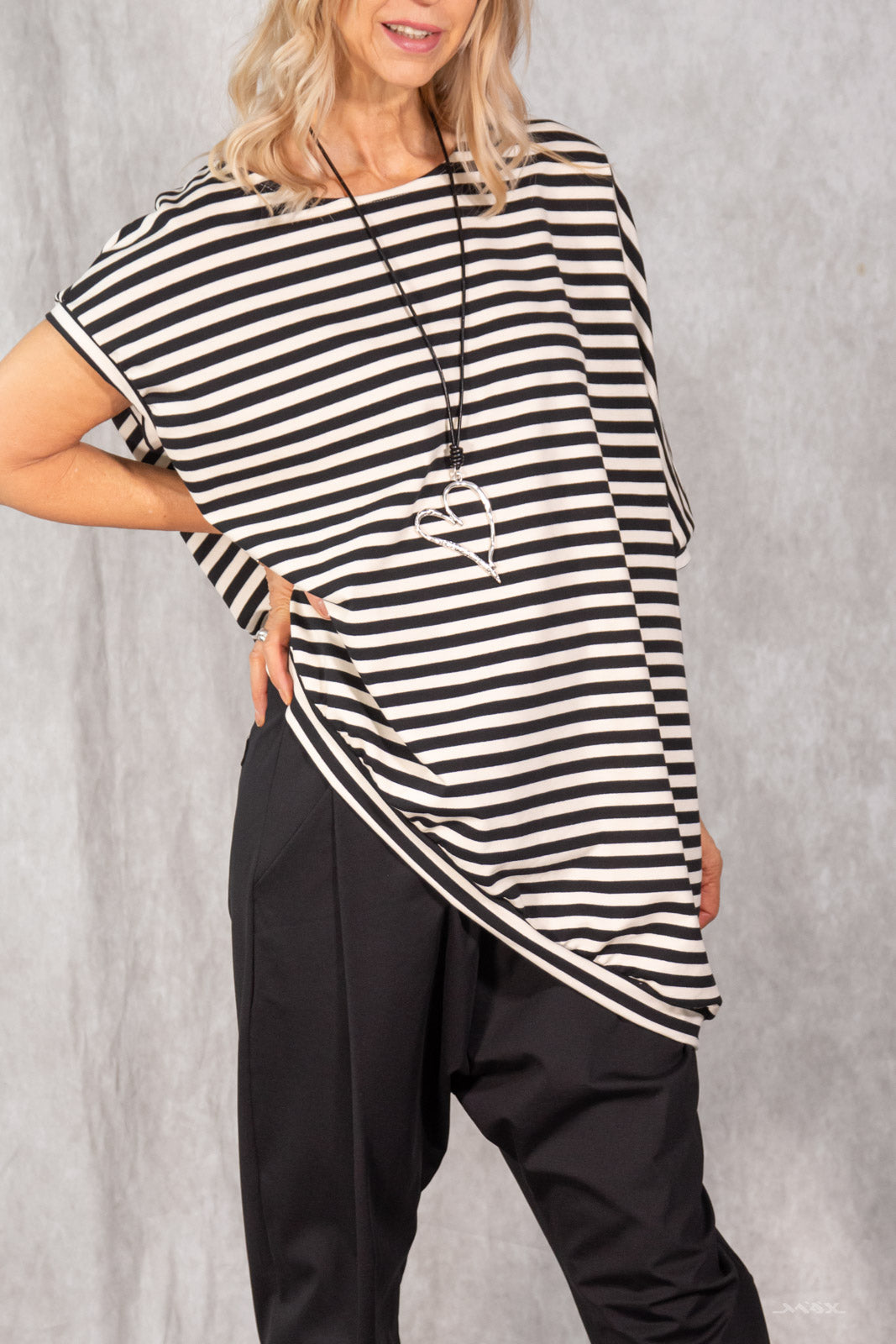 Asymmetrisches Longshirt schwarz-creme gestreift Gr. onesize (38-44)